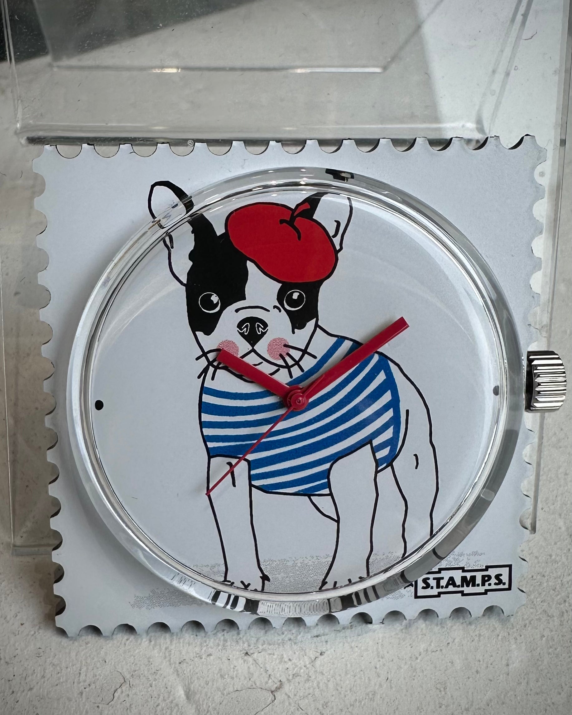 Gros plan cadran STAMPS chien avec béret rouge 