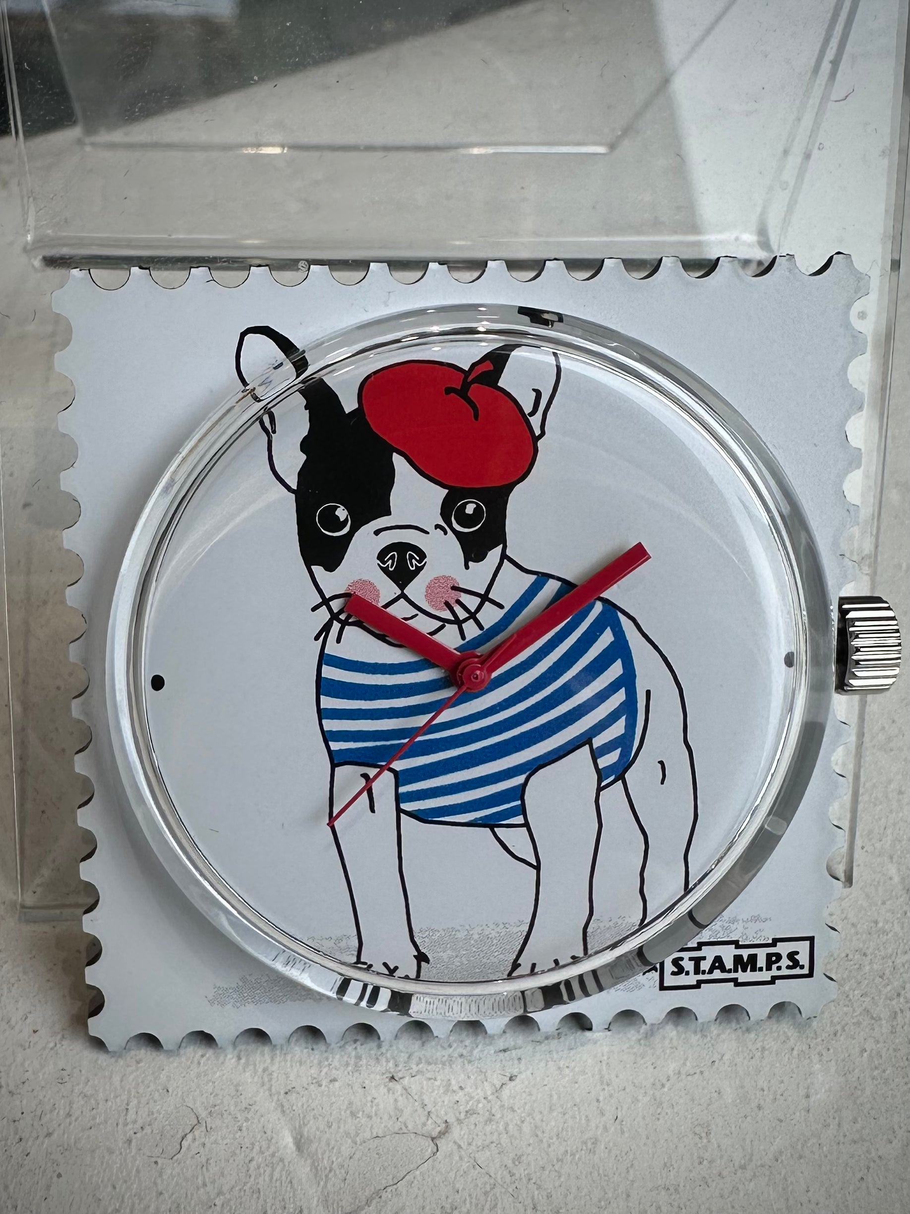 Gros plan cadran STAMPS chien avec béret rouge 