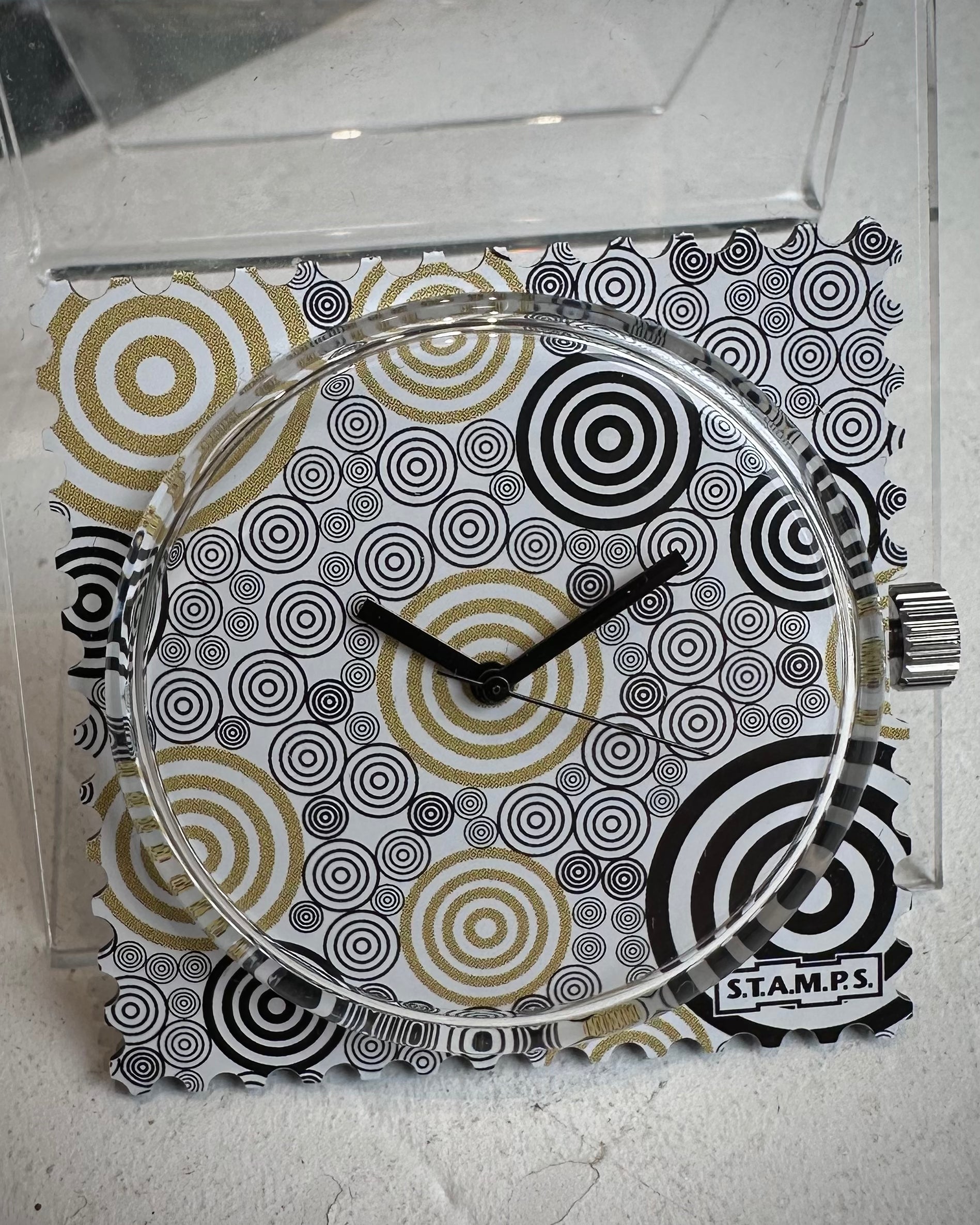 Gros plan cadran STAMPS cercles concentriques design graphique 