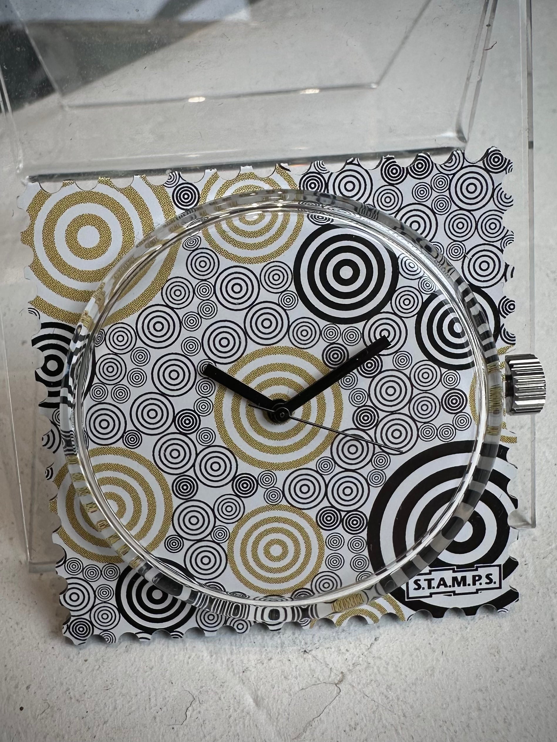 Gros plan cadran STAMPS cercles concentriques design graphique 
