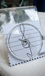 Gros plan cadran STAMPS Clef fond blanc avec motif noir