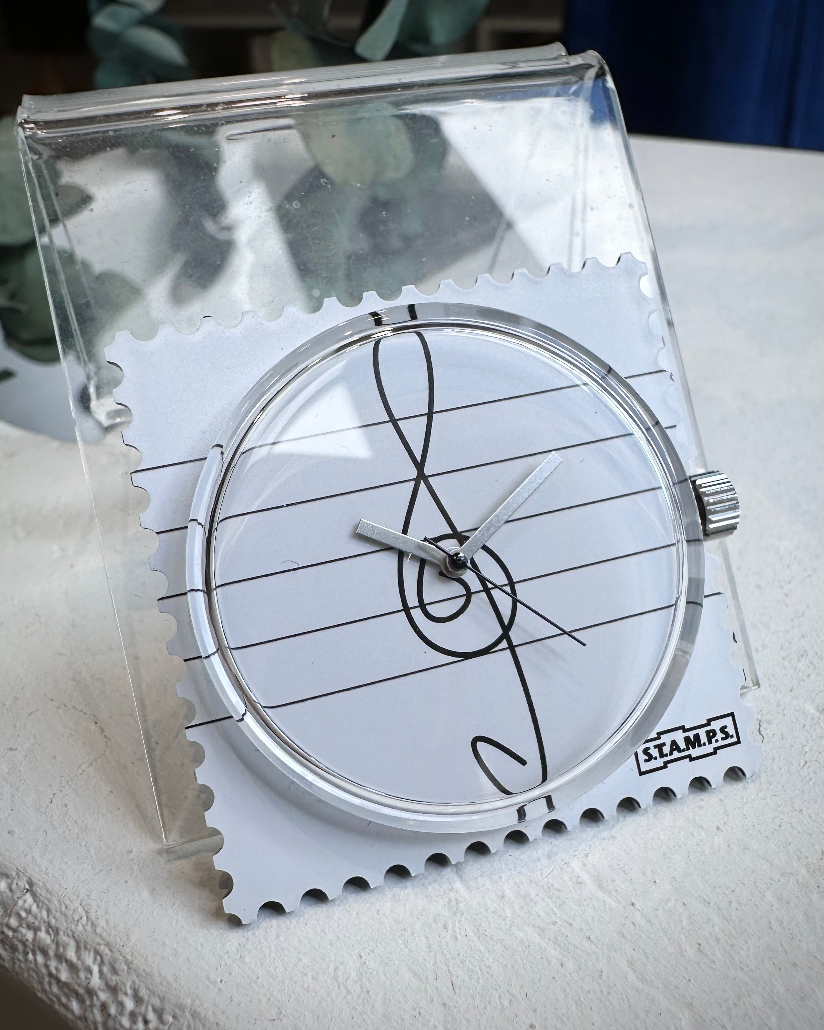 Gros plan cadran STAMPS Clef fond blanc avec motif noir