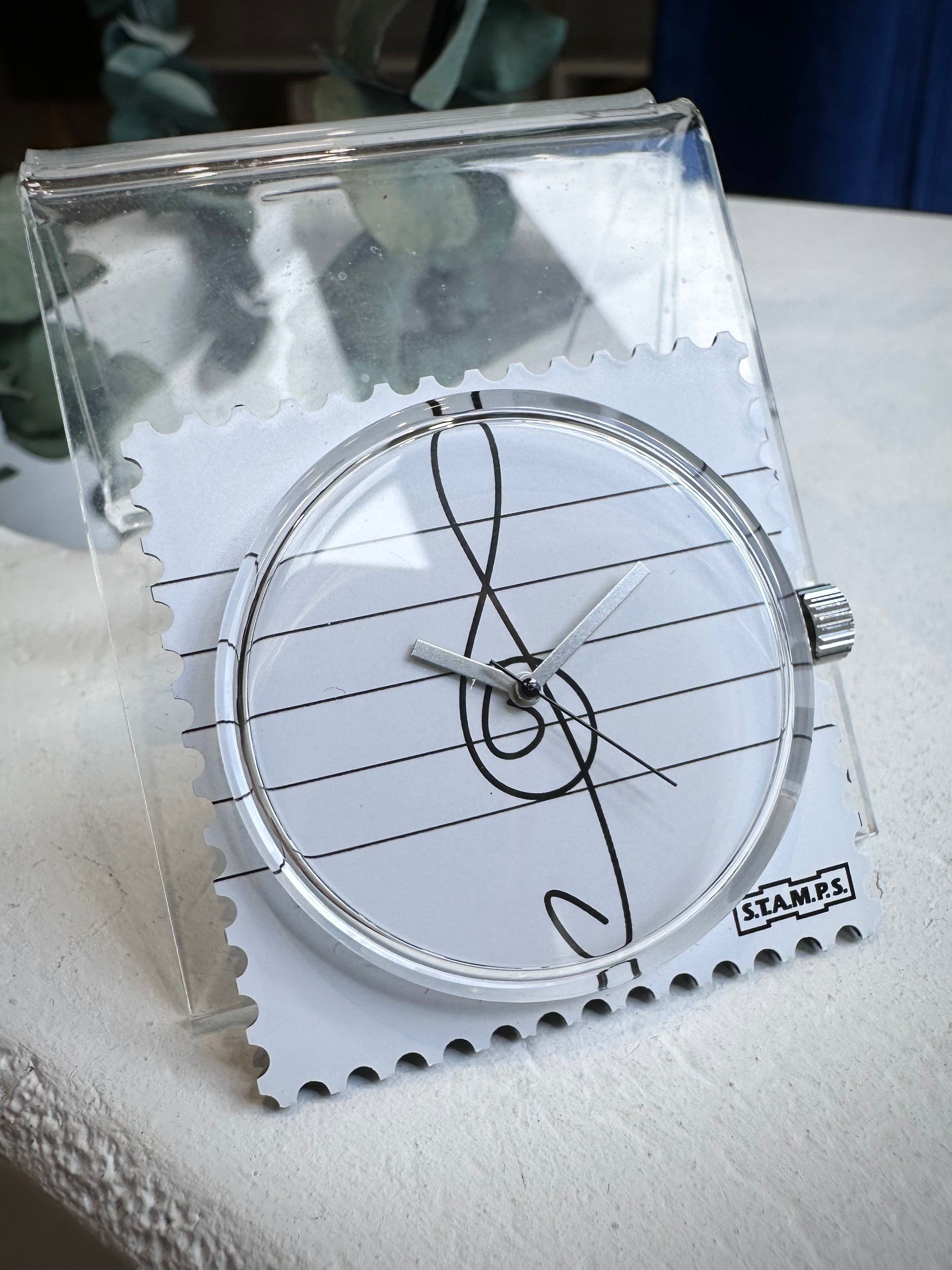 Gros plan cadran STAMPS Clef fond blanc avec motif noir
