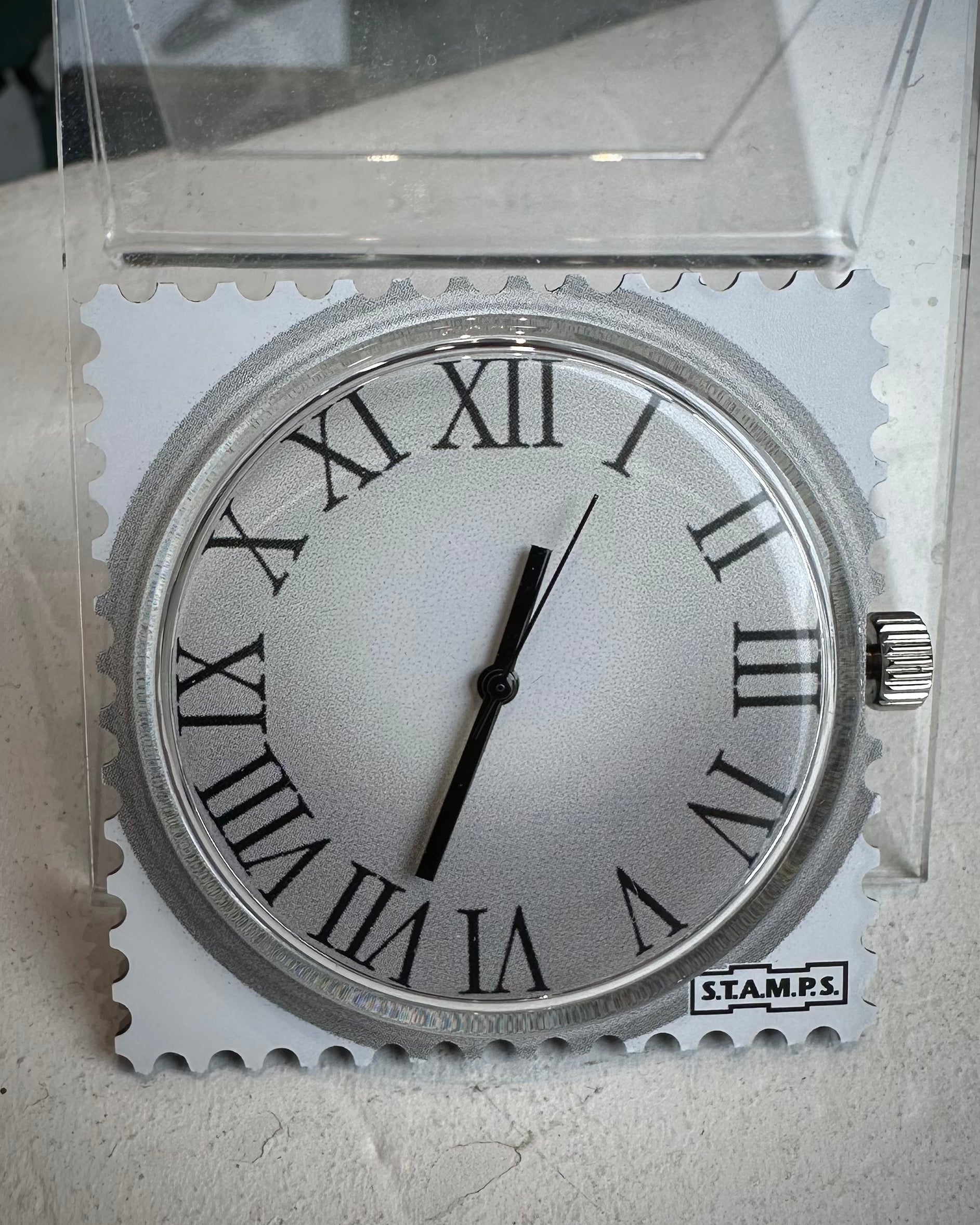 Gros plan cadran STAMPS Clock avec aiguilles noires 