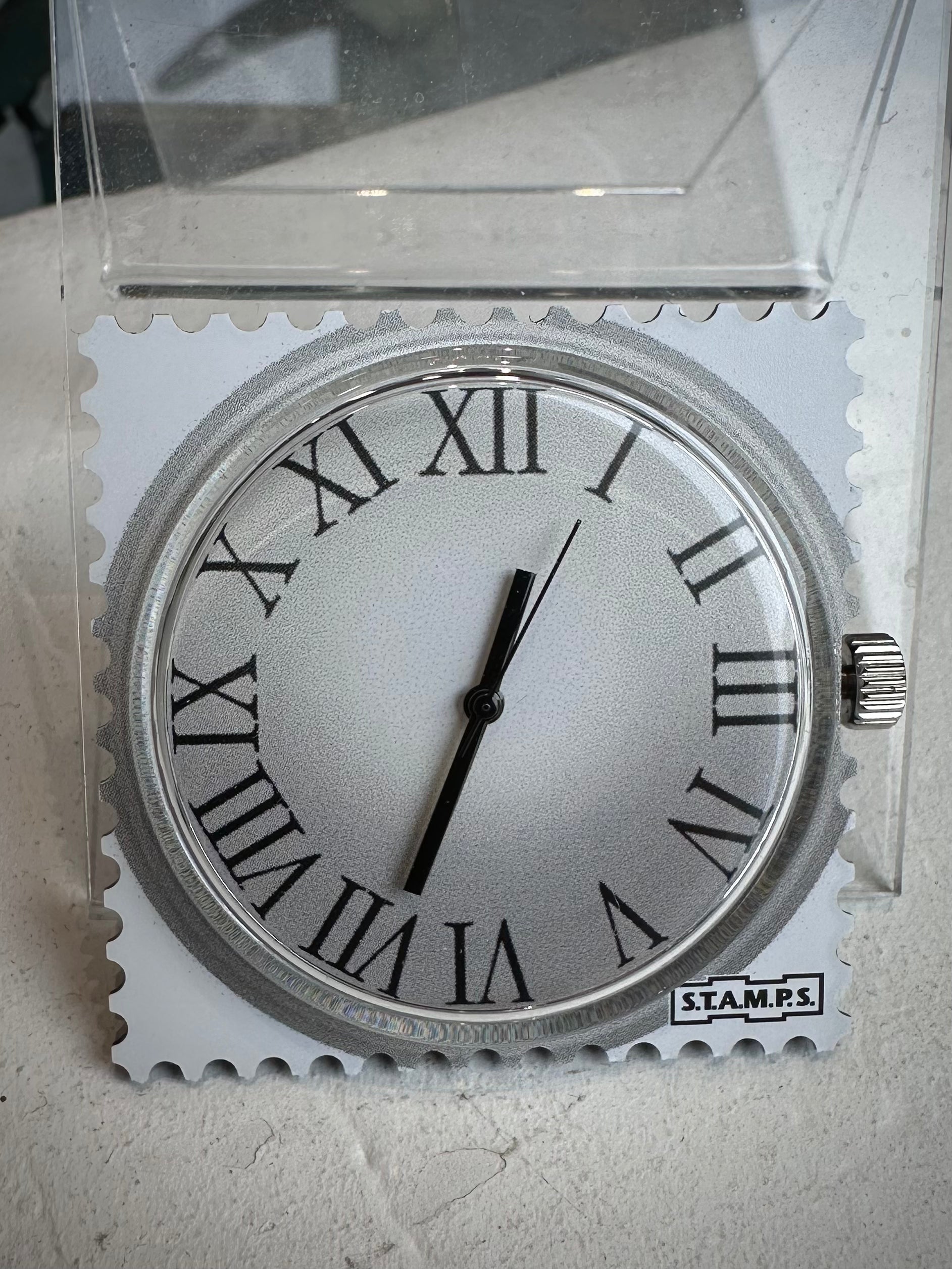 Gros plan cadran STAMPS Clock avec aiguilles noires 