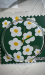 Gros plan cadran STAMPS fleurs blanches fond vert 