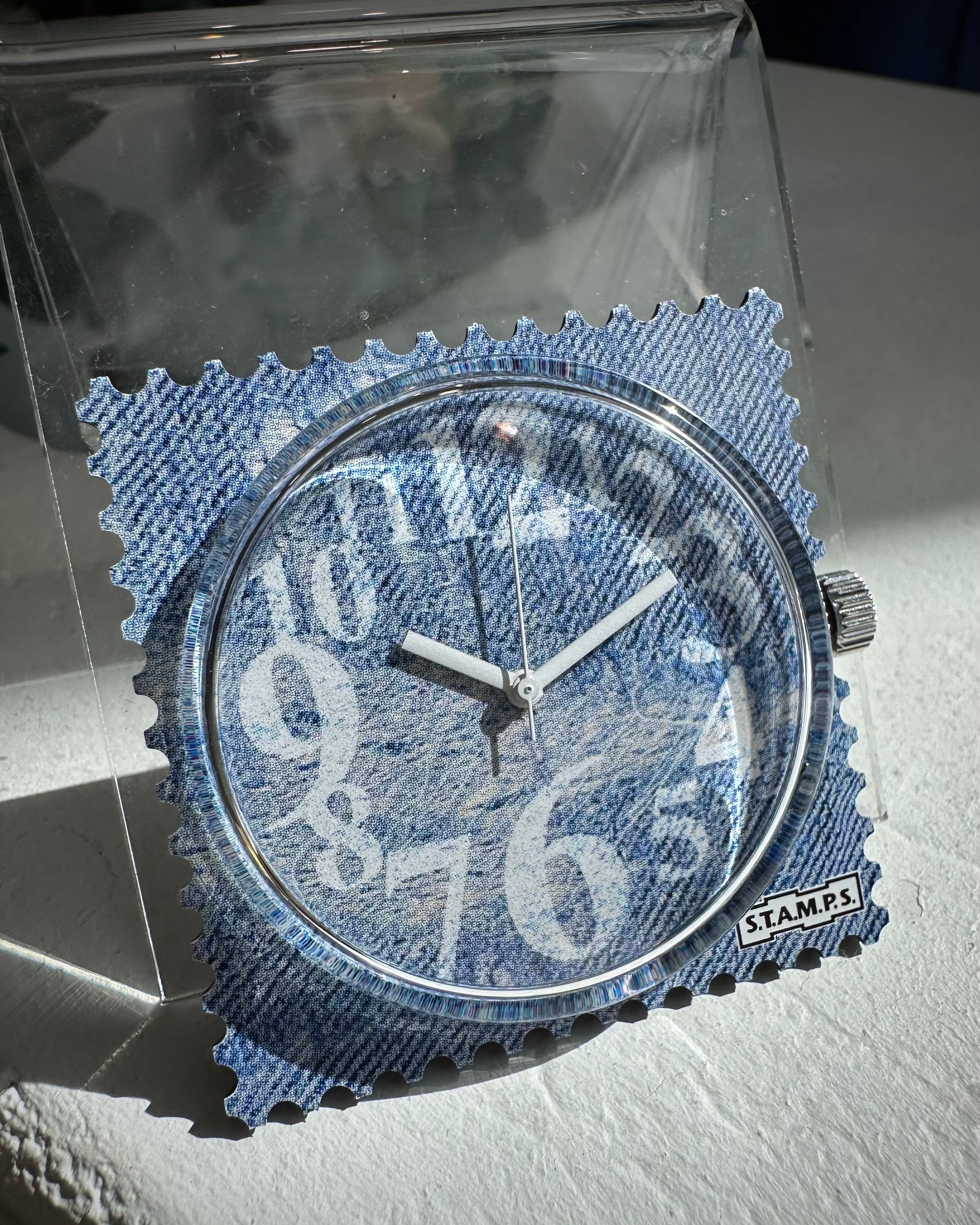 Gros plan cadran STAMPS Denim Time avec numéro blanc