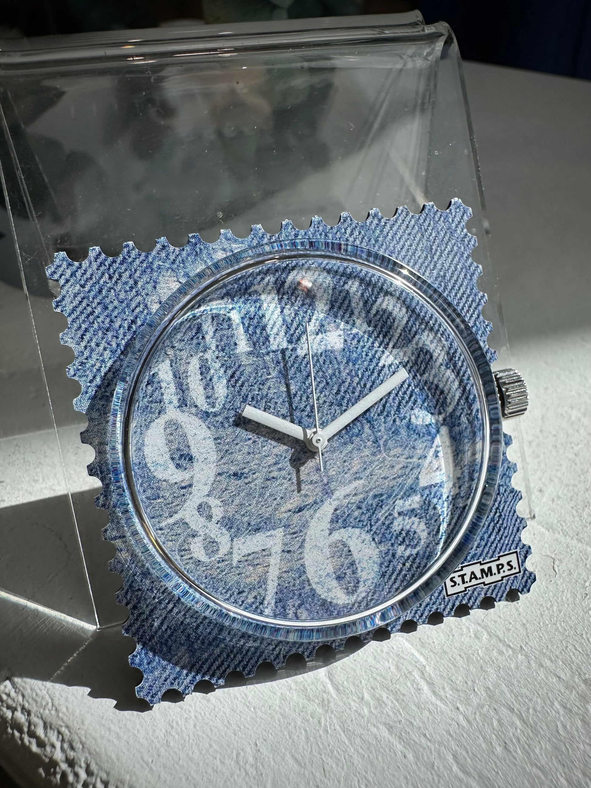 Gros plan cadran STAMPS Denim Time avec numéro blanc