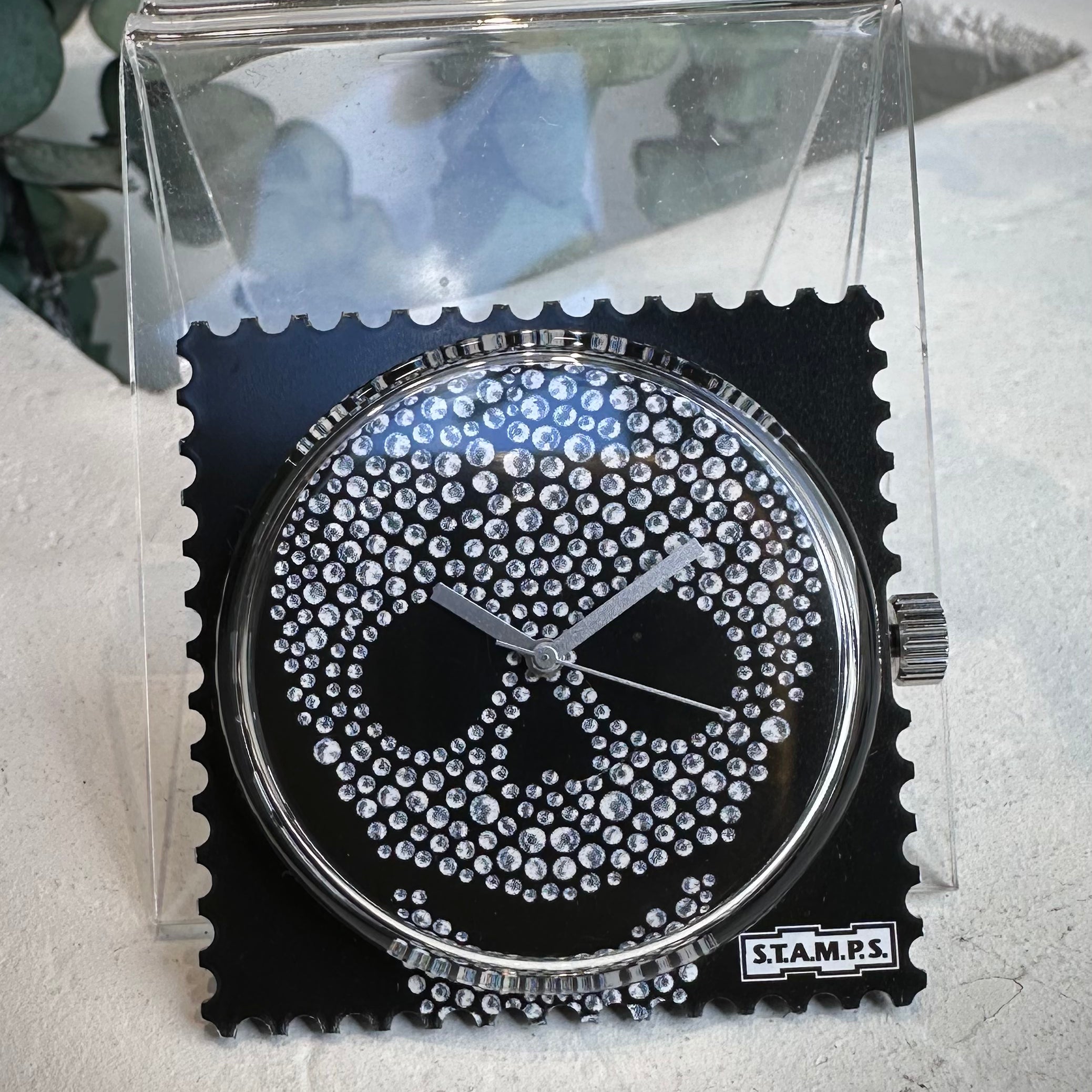 Gros plan cadran STAMPS Diamond Head fond noir et motif argenté