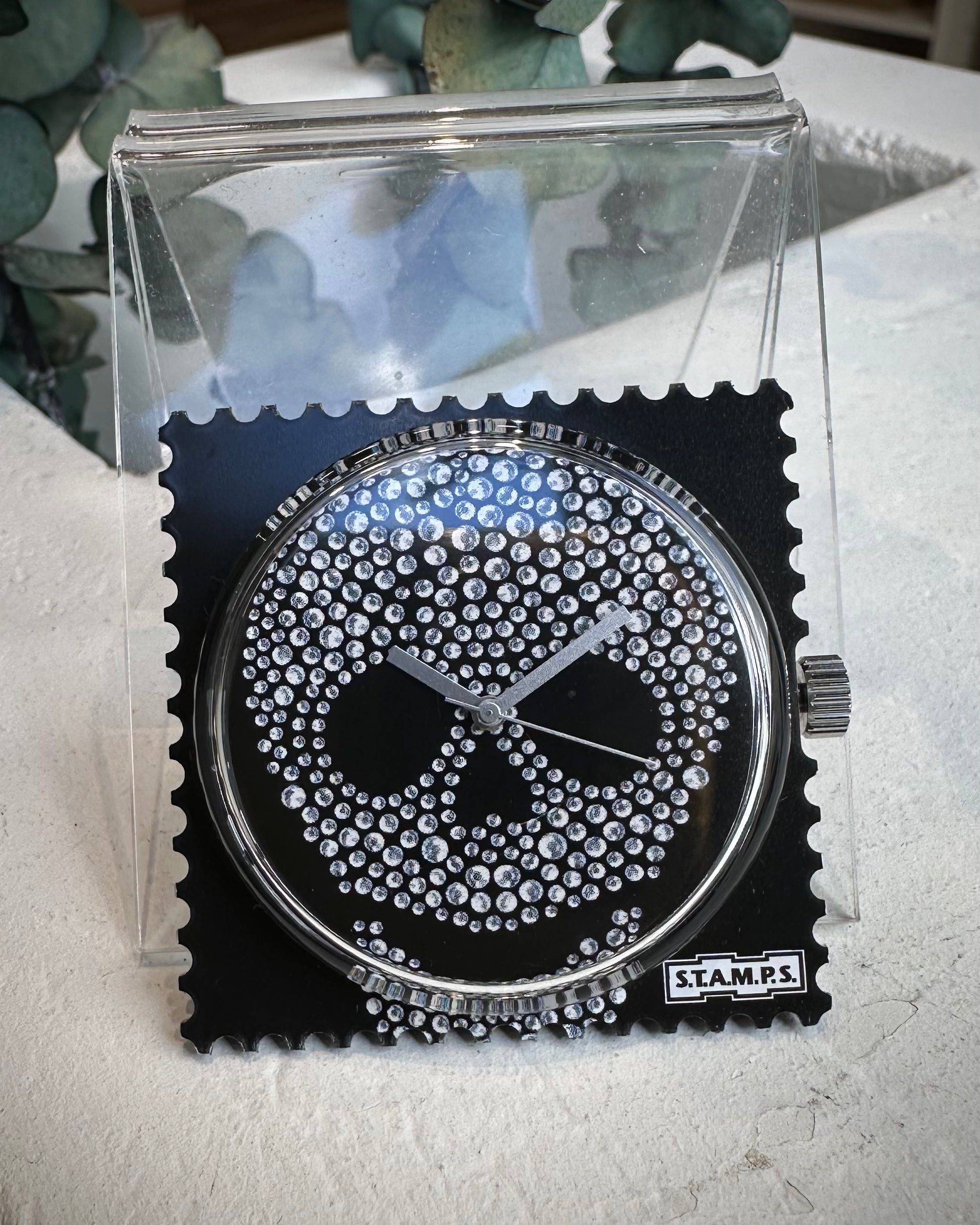 Gros plan cadran STAMPS Diamond Head fond noir et motif argenté
