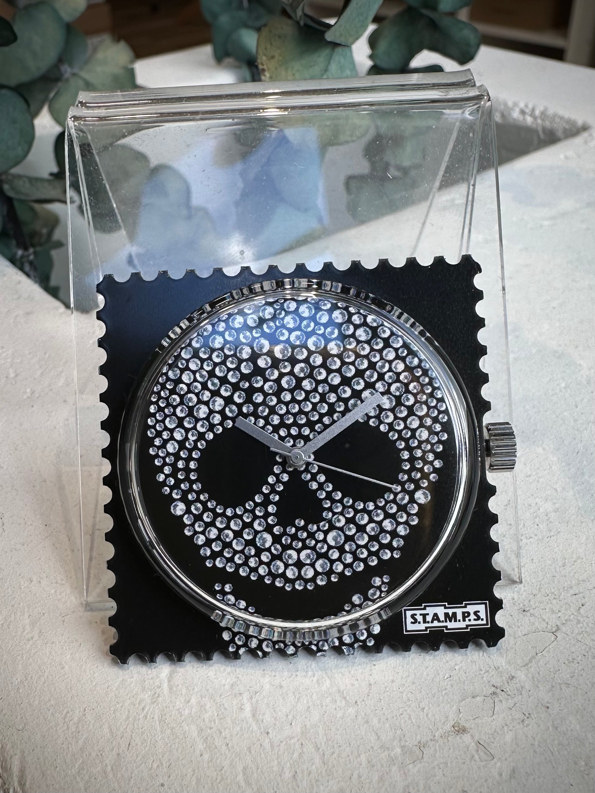 Gros plan cadran STAMPS Diamond Head fond noir et motif argenté