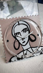 Gros plan visage féminin dessiné sur cadran STAMPS