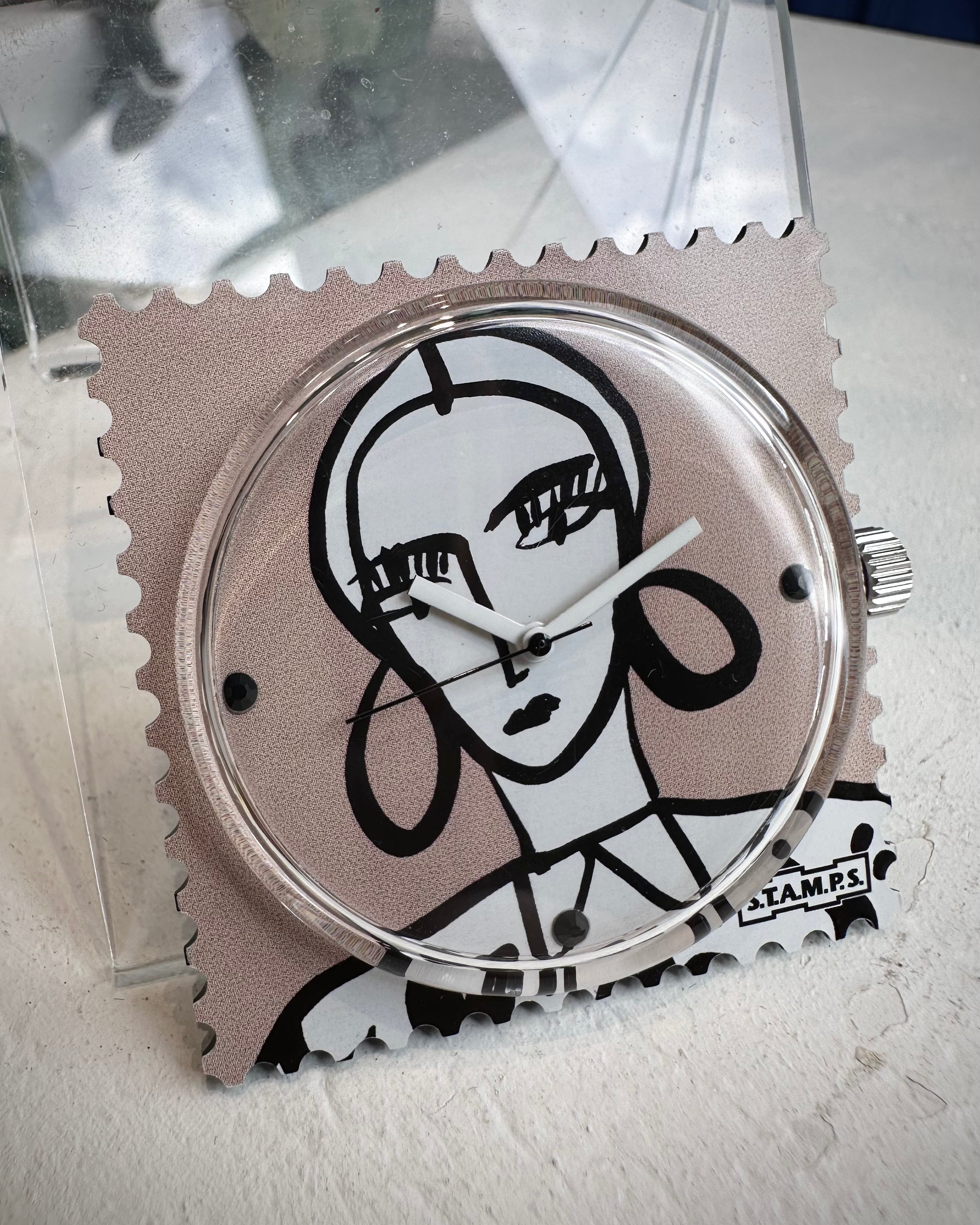 Gros plan visage féminin dessiné sur cadran STAMPS