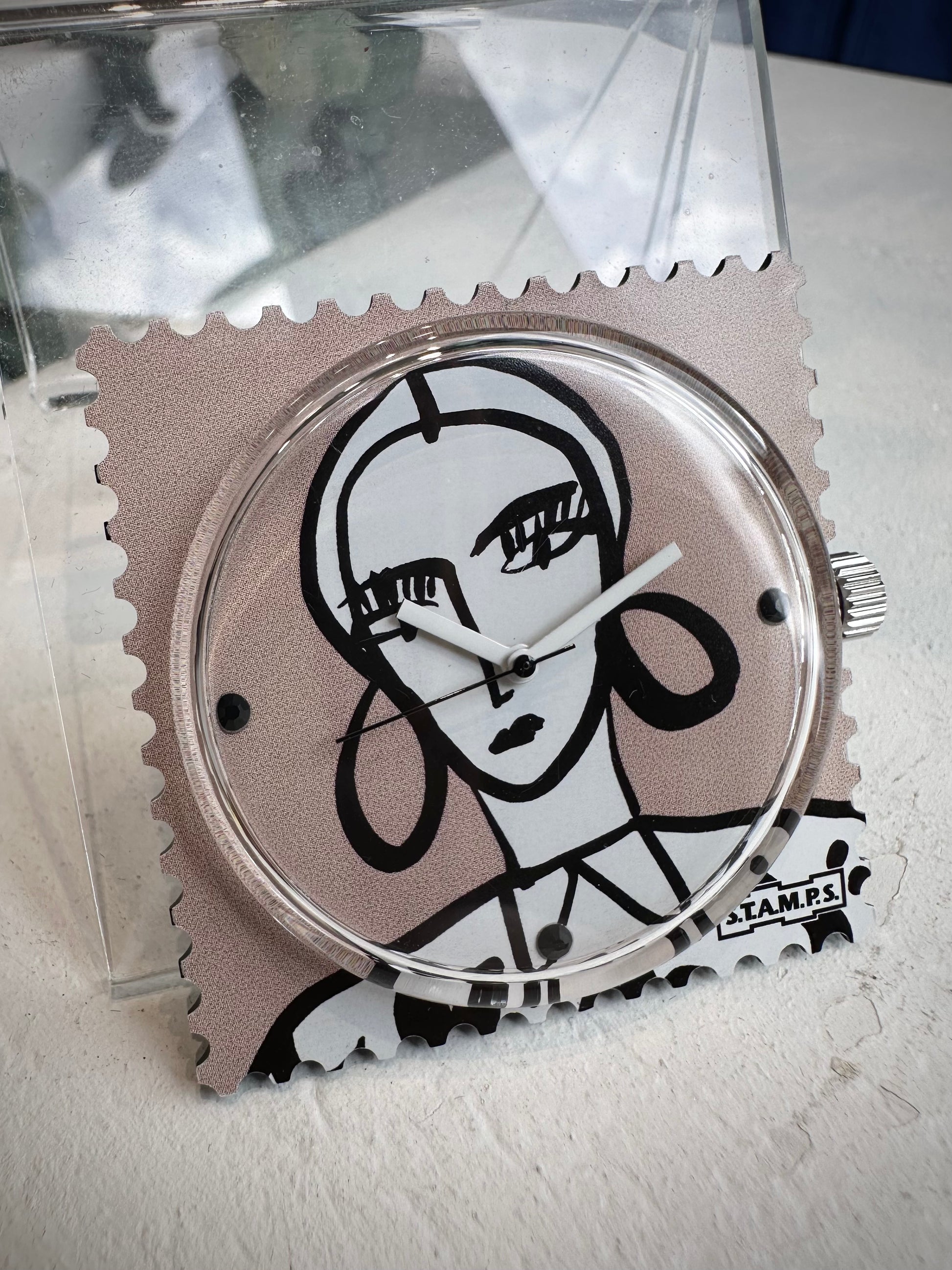 Gros plan visage féminin dessiné sur cadran STAMPS