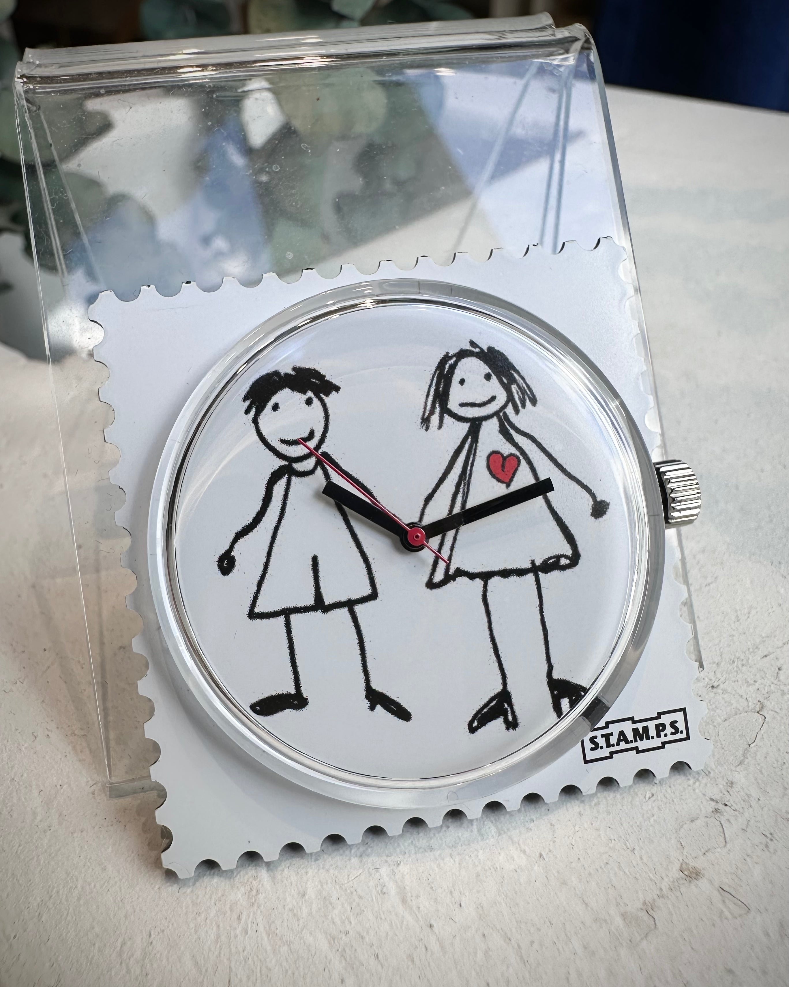 Gros plan cadran STAMPS couple avec cœur rouge sur fond blanc