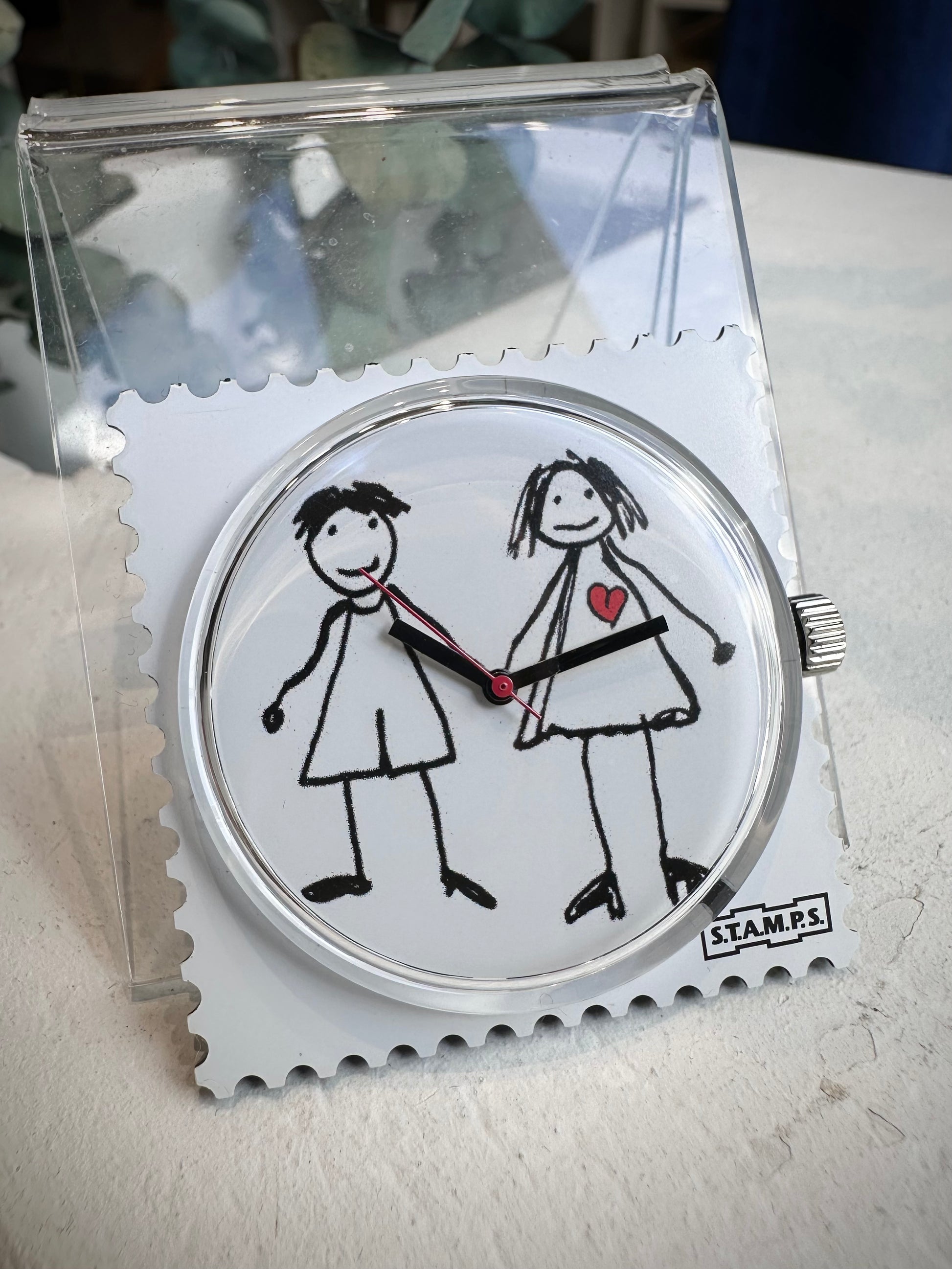 Gros plan cadran STAMPS couple avec cœur rouge sur fond blanc