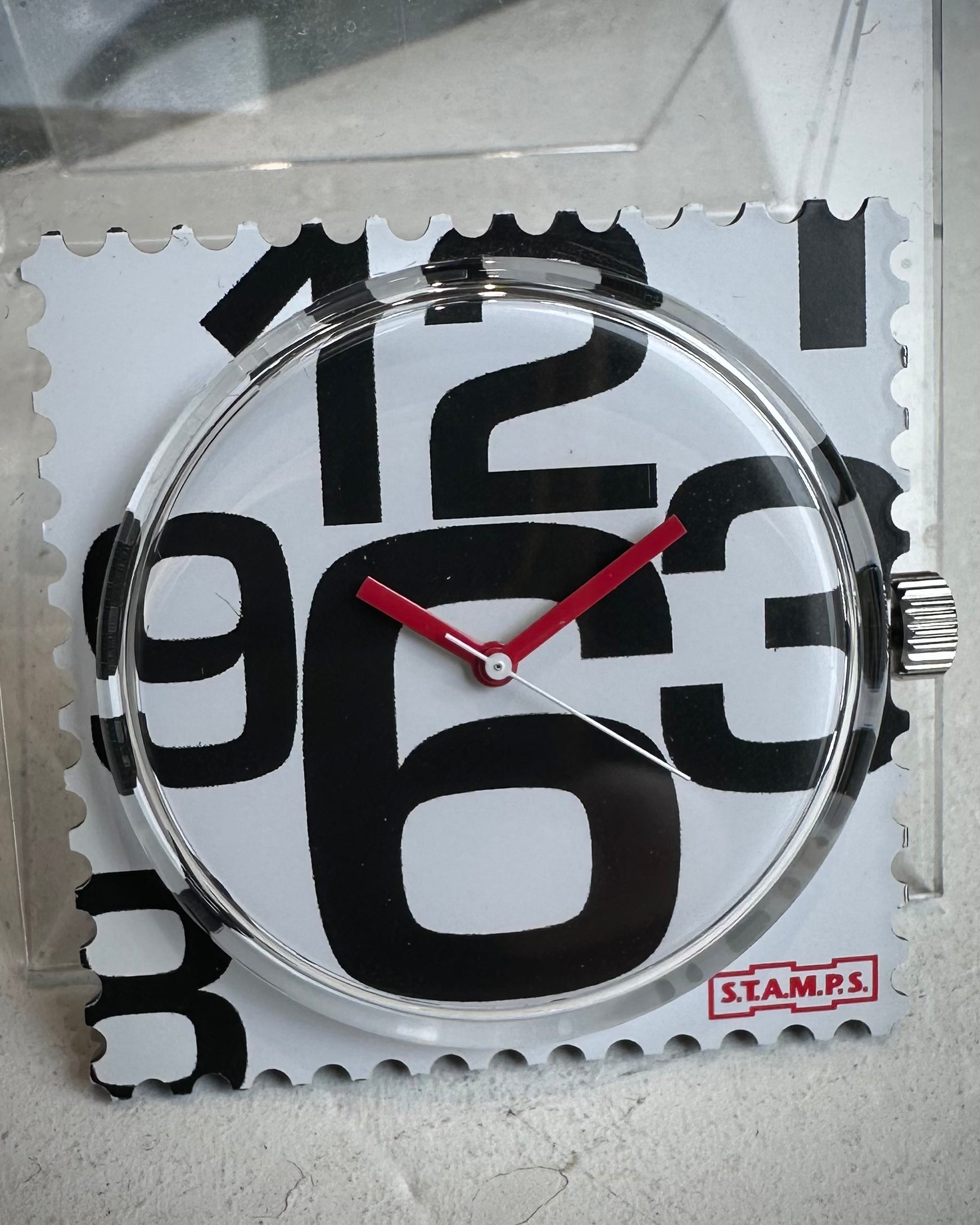 Gros plan cadran STAMPS avec aiguilles rouges 