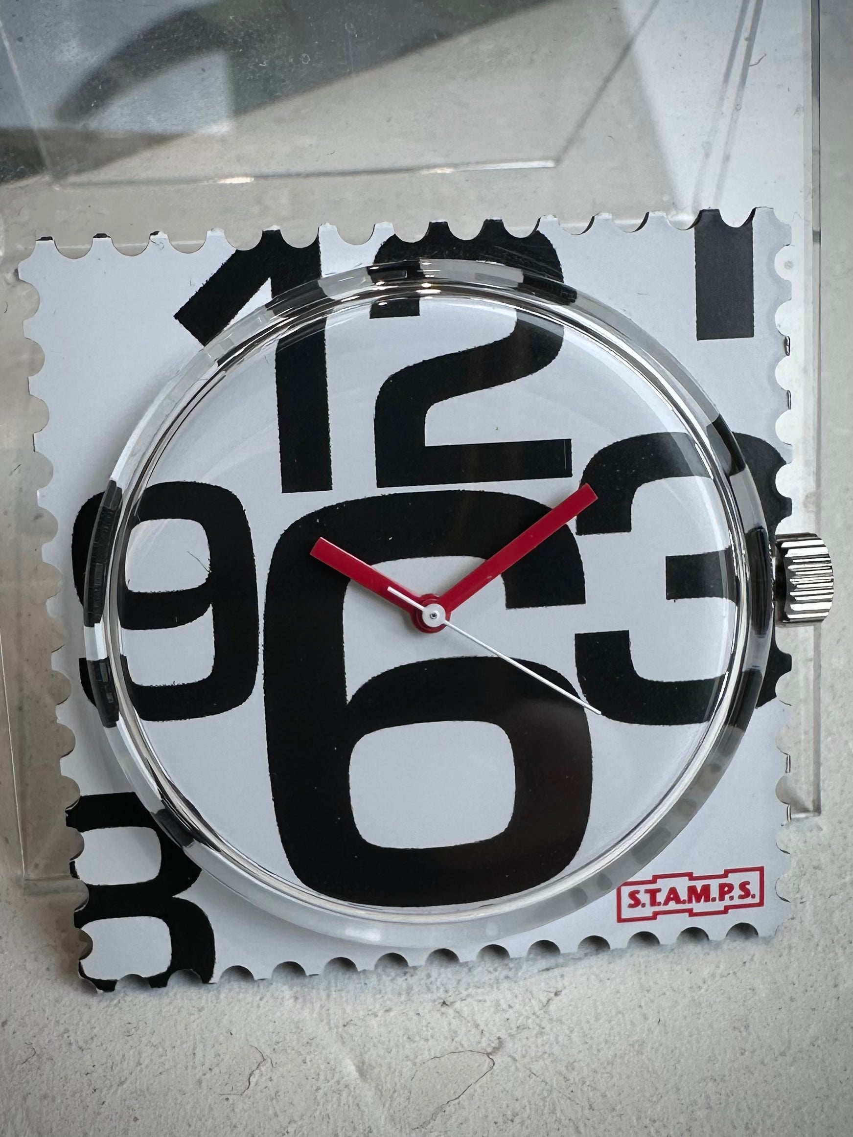 Gros plan cadran STAMPS avec aiguilles rouges 