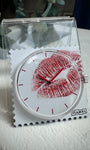 Gros plan cadran STAMPS bouche sur fond blanc
