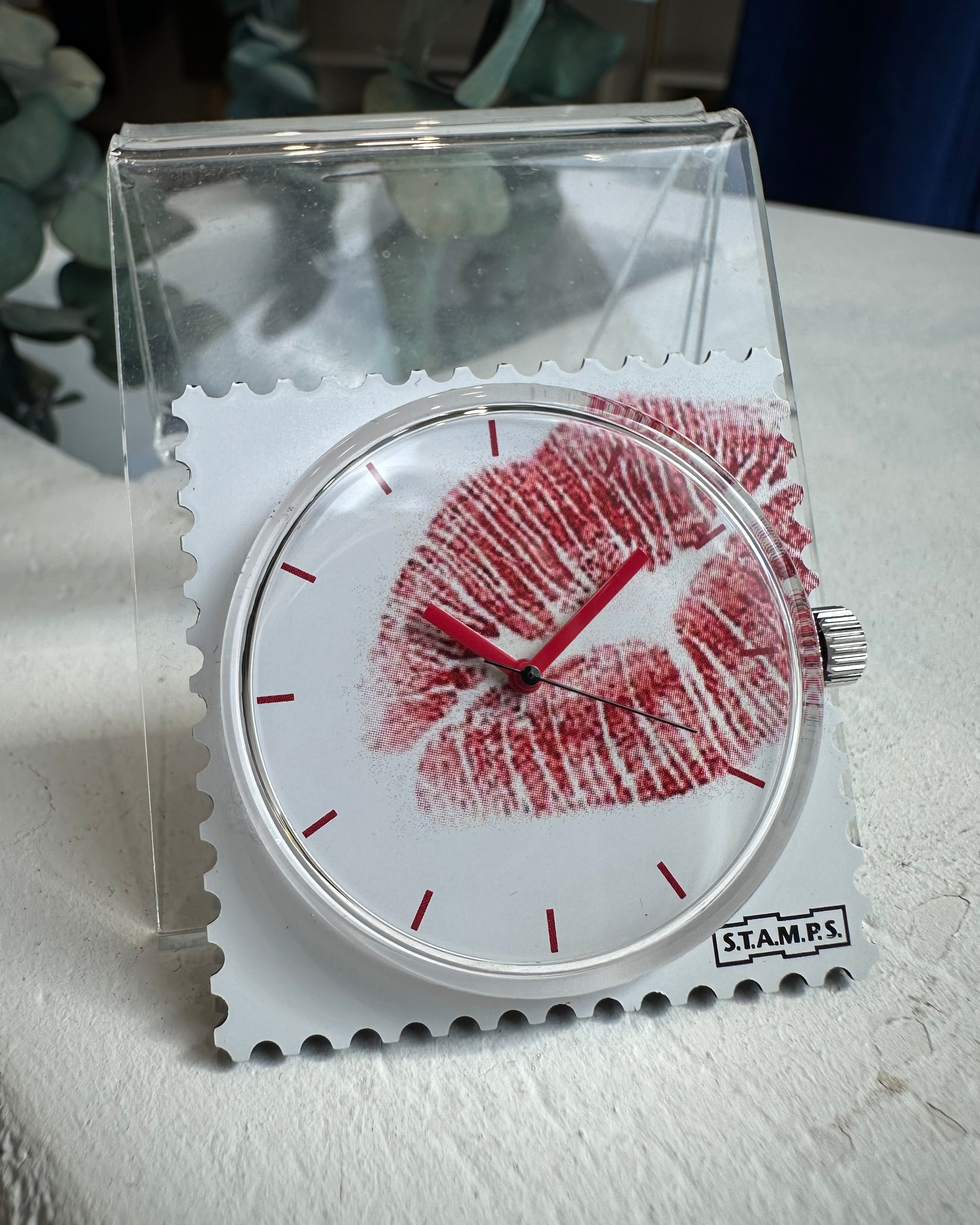Gros plan cadran STAMPS bouche sur fond blanc