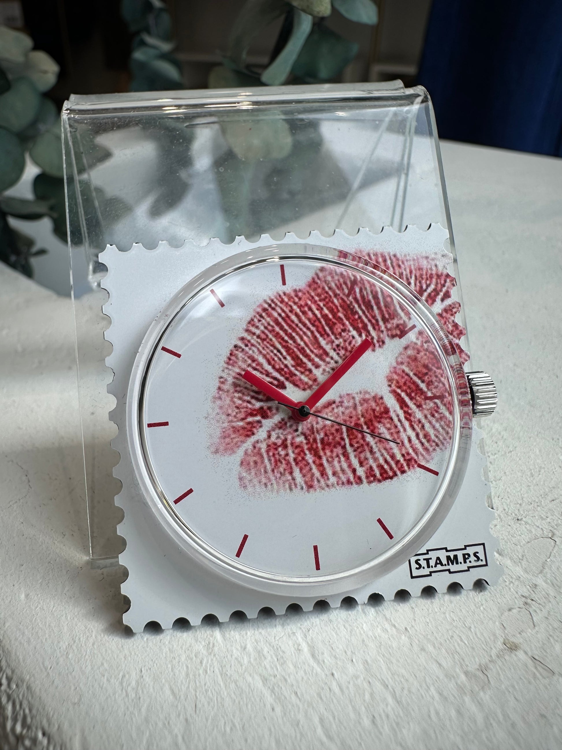 Gros plan cadran STAMPS bouche sur fond blanc