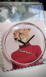Gros plan cadran STAMPS Leo Girl fond rose