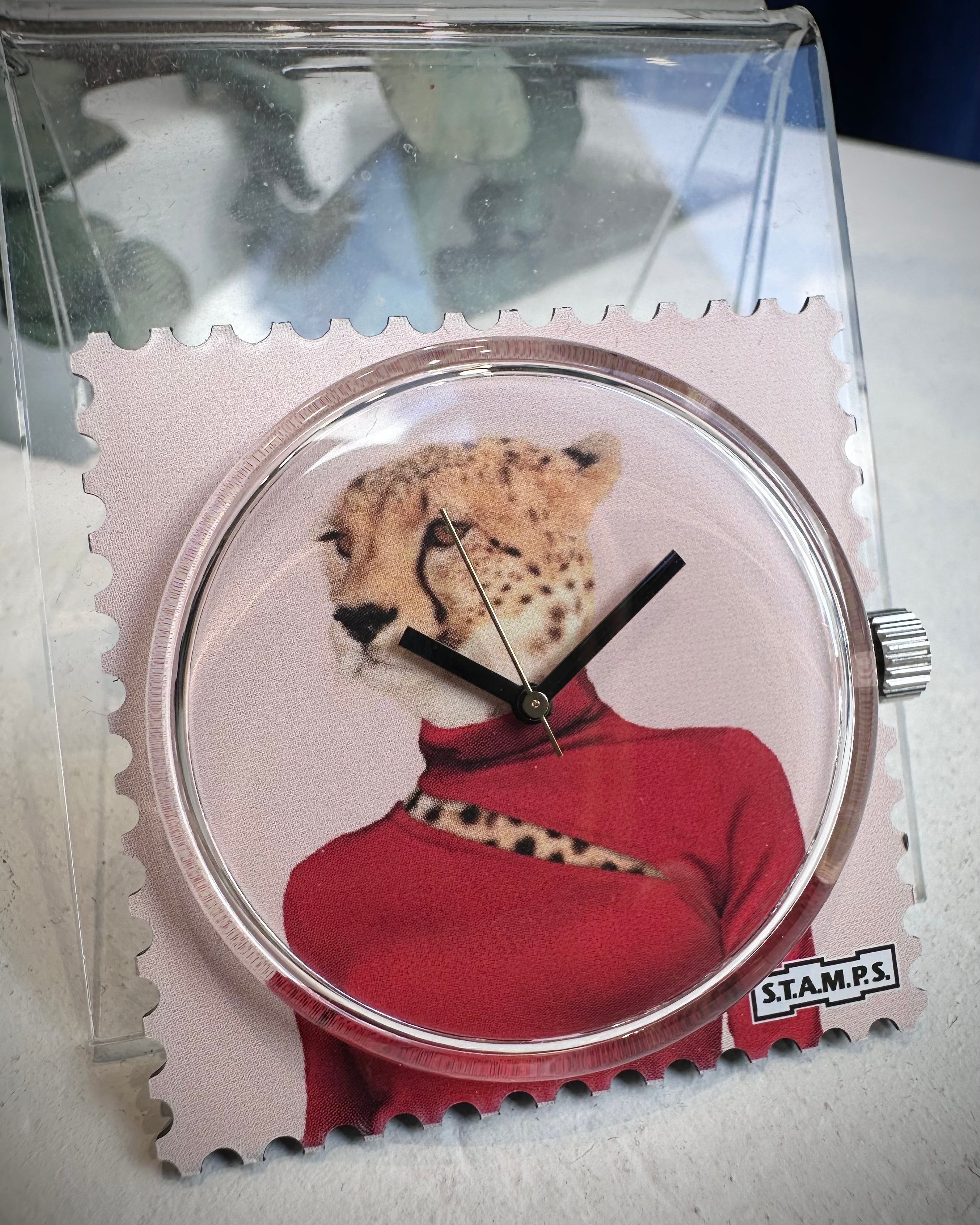 Gros plan cadran STAMPS Leo Girl fond rose