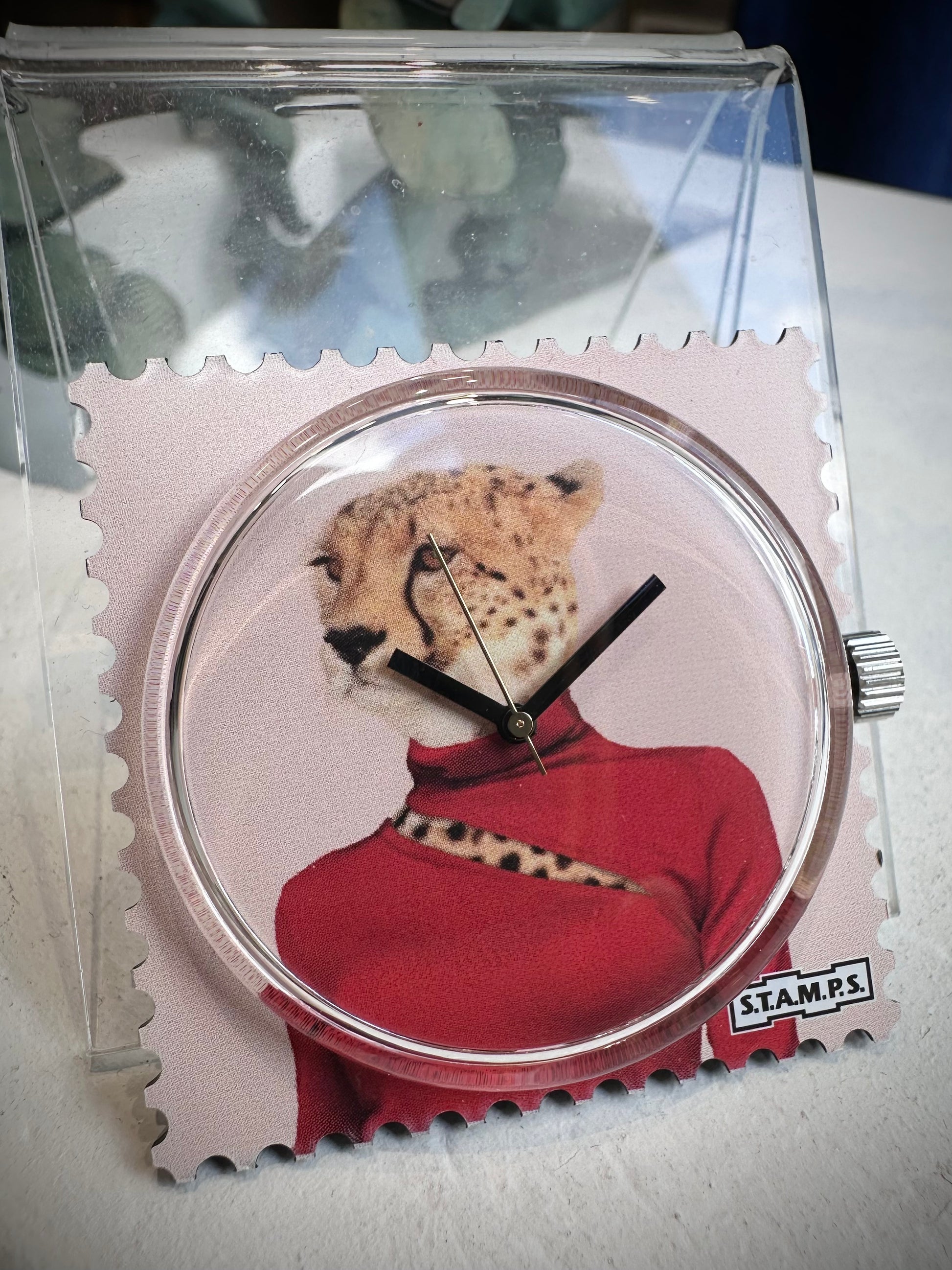 Gros plan cadran STAMPS Leo Girl fond rose