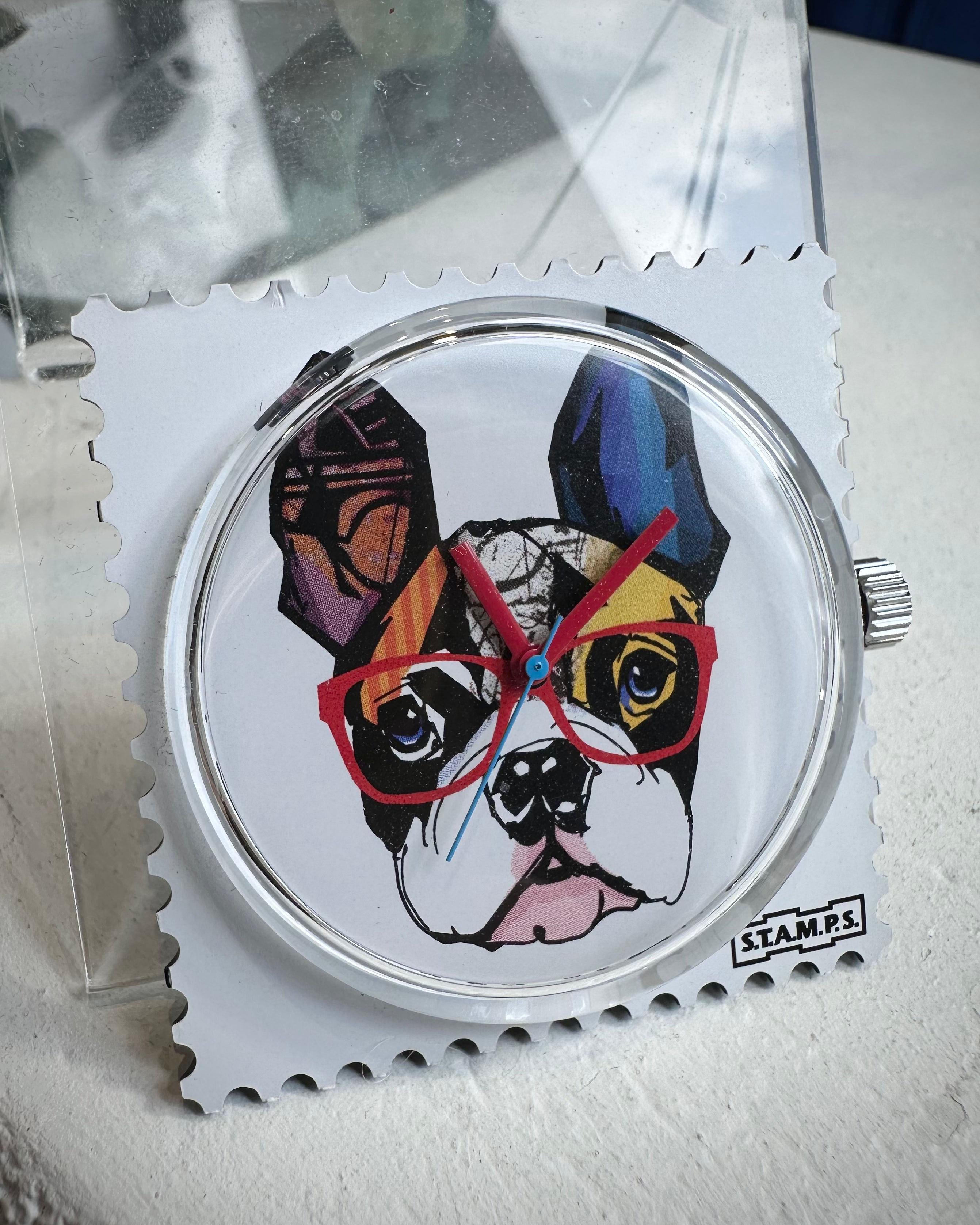 Gros plan cadran STAMPS Mr. Dog fond blanc