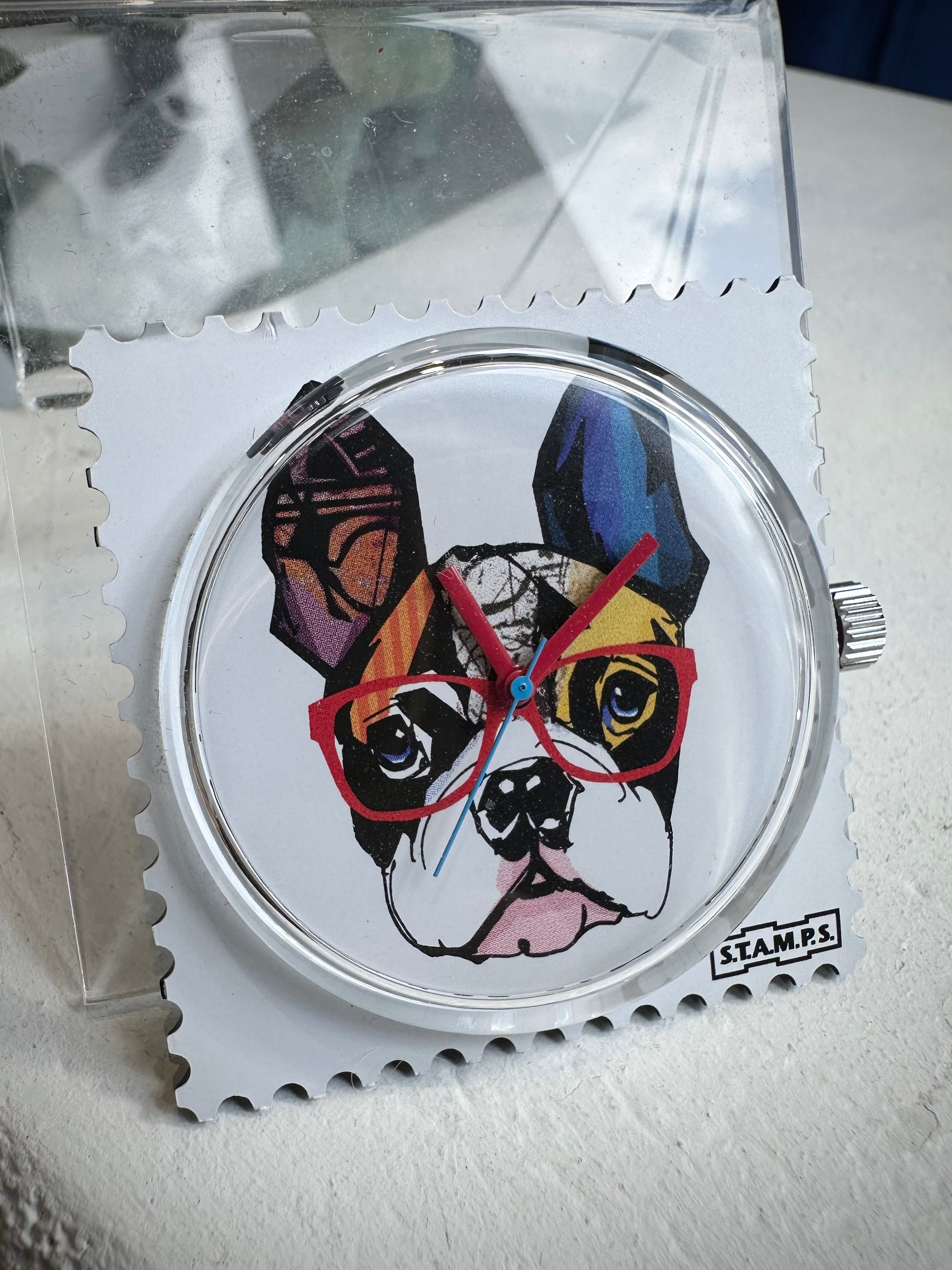 Gros plan cadran STAMPS Mr. Dog fond blanc