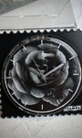 Gros plan cadran STAMPS rose avec aiguilles argentées 