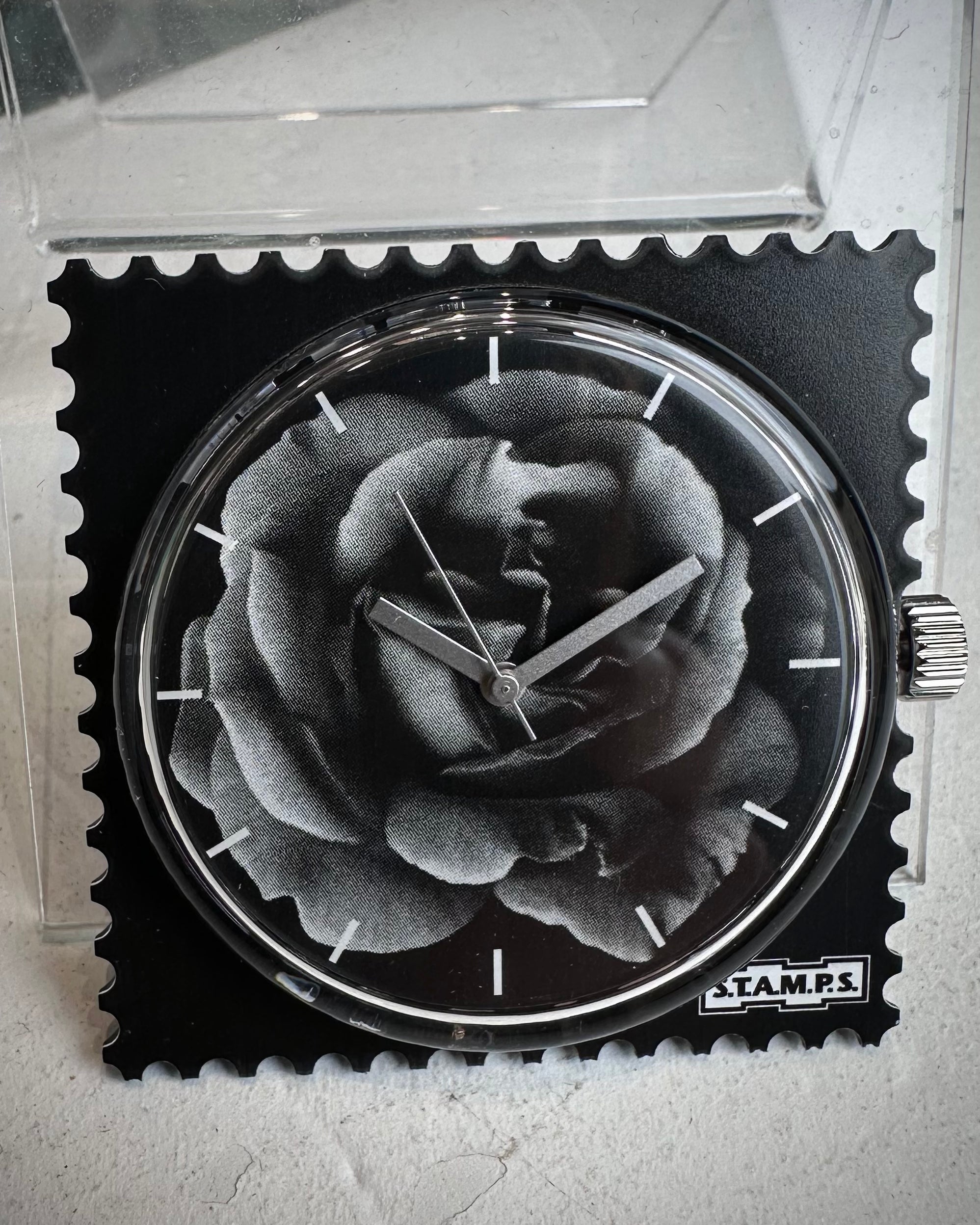 Gros plan cadran STAMPS rose avec aiguilles argentées 