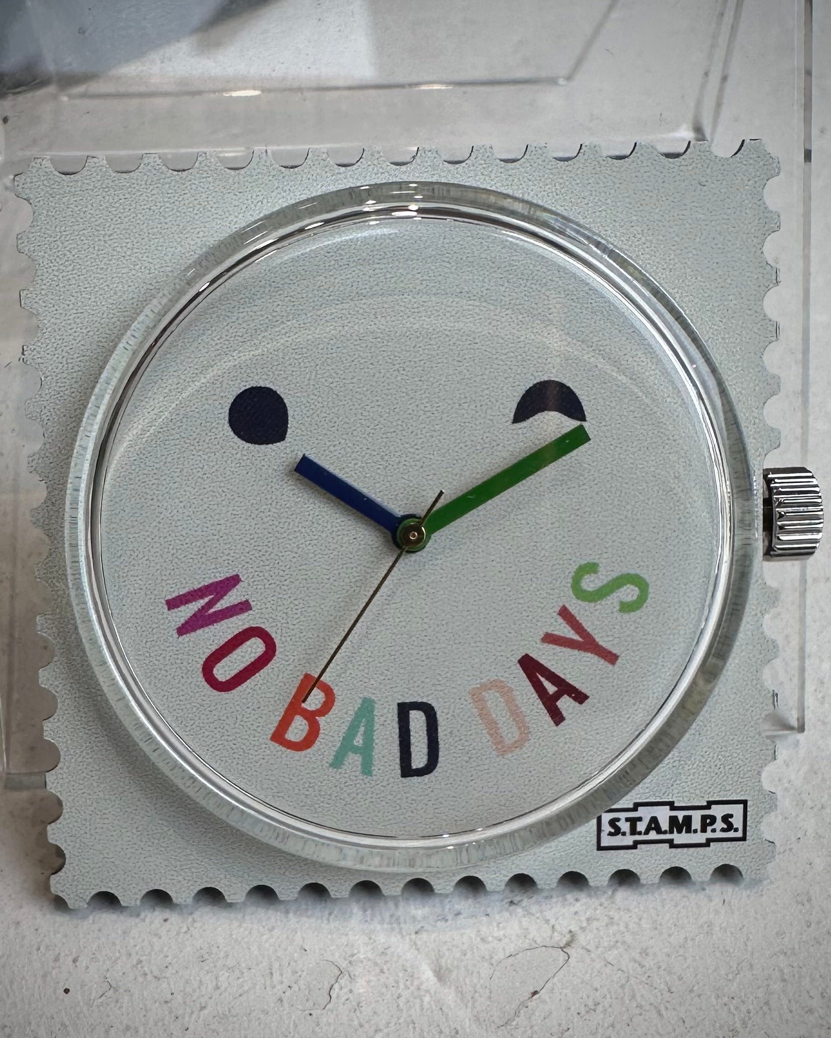 Gros plan cadran STAMPS avec aiguilles bleue et verte 