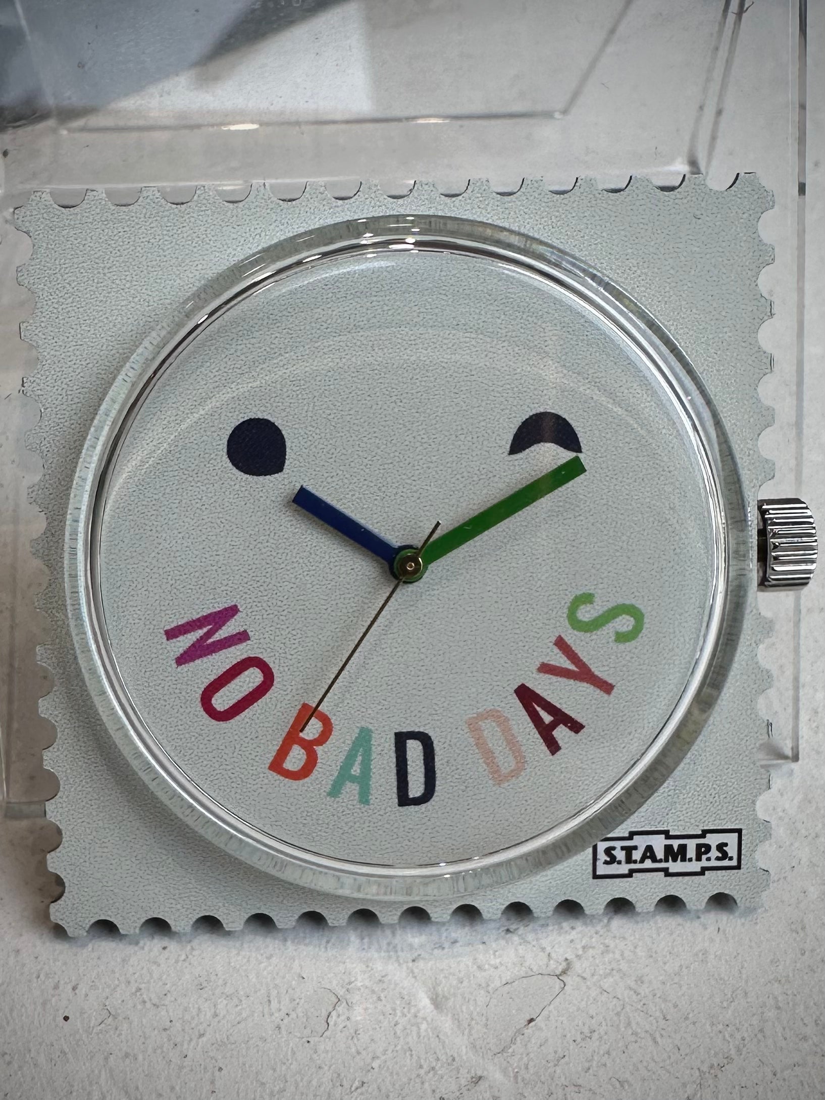 Gros plan cadran STAMPS avec aiguilles bleue et verte 