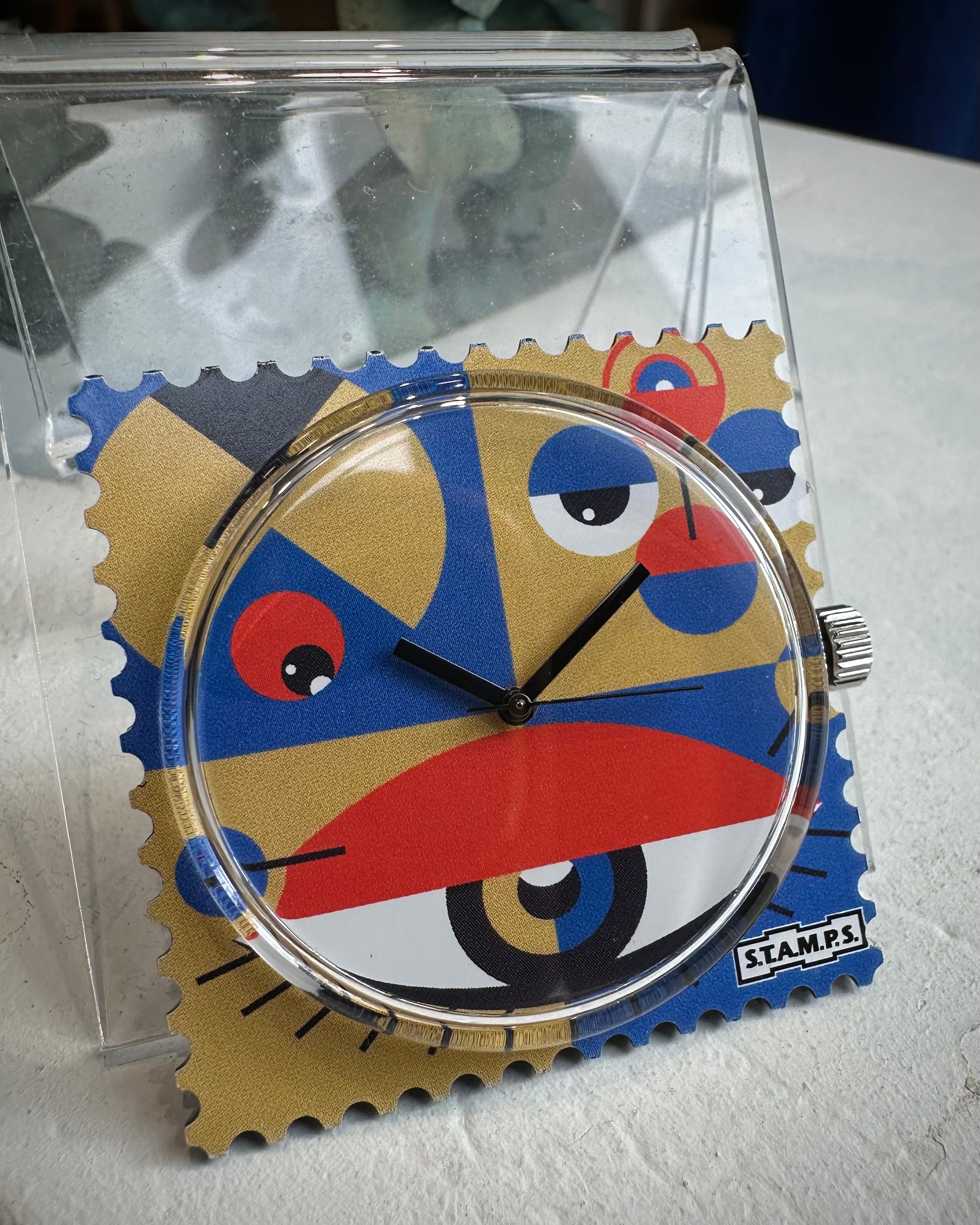 Gros plan montre STAMPS motif yeux rouges, bleus et jaunes