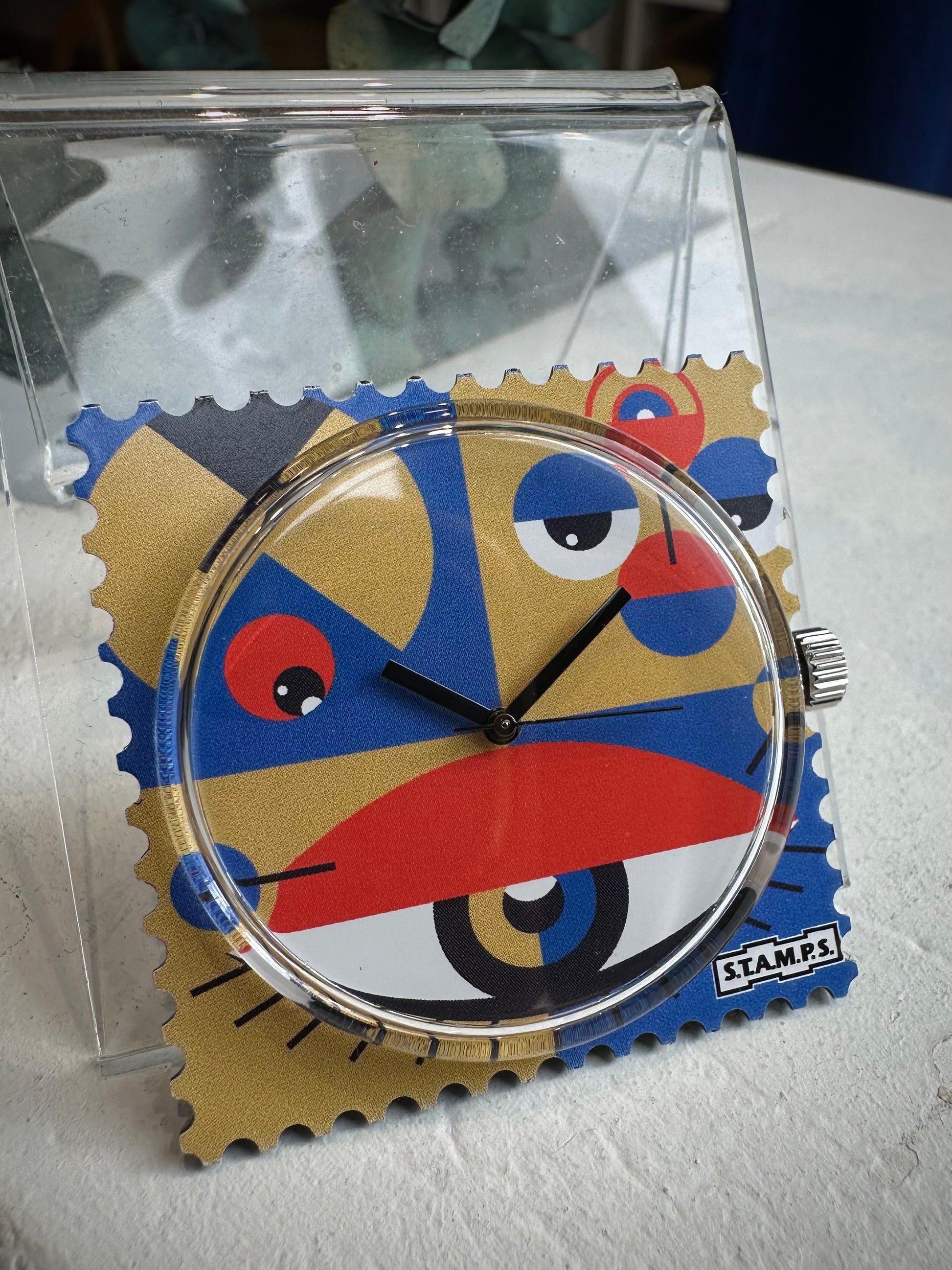 Gros plan montre STAMPS motif yeux rouges, bleus et jaunes