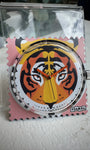 Gros plan cadran STAMPS tigre sur fond rose avec aiguilles orange