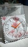 Gros plan cadran STAMPS Scarlett aiguilles orange