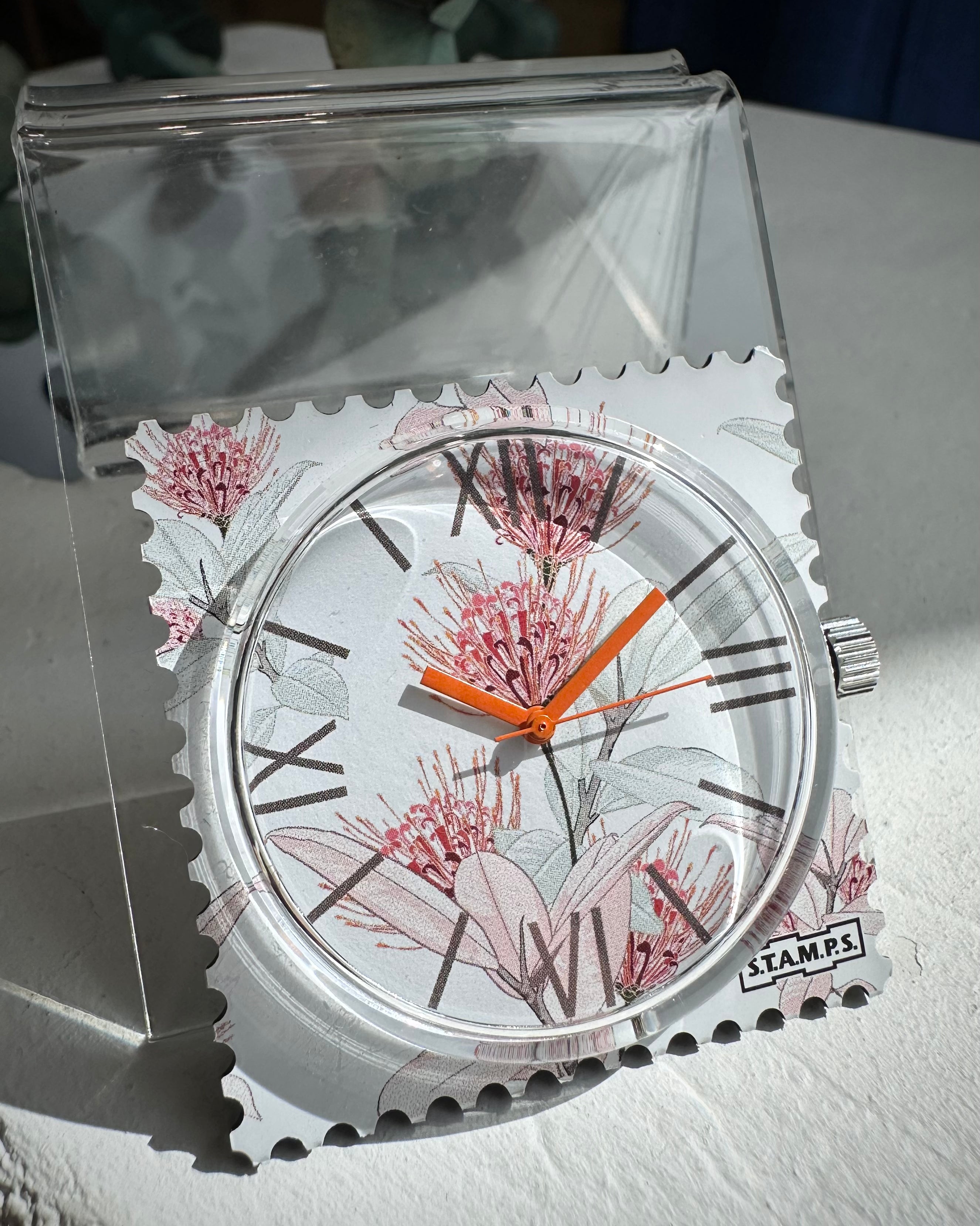 Gros plan cadran STAMPS Scarlett aiguilles orange