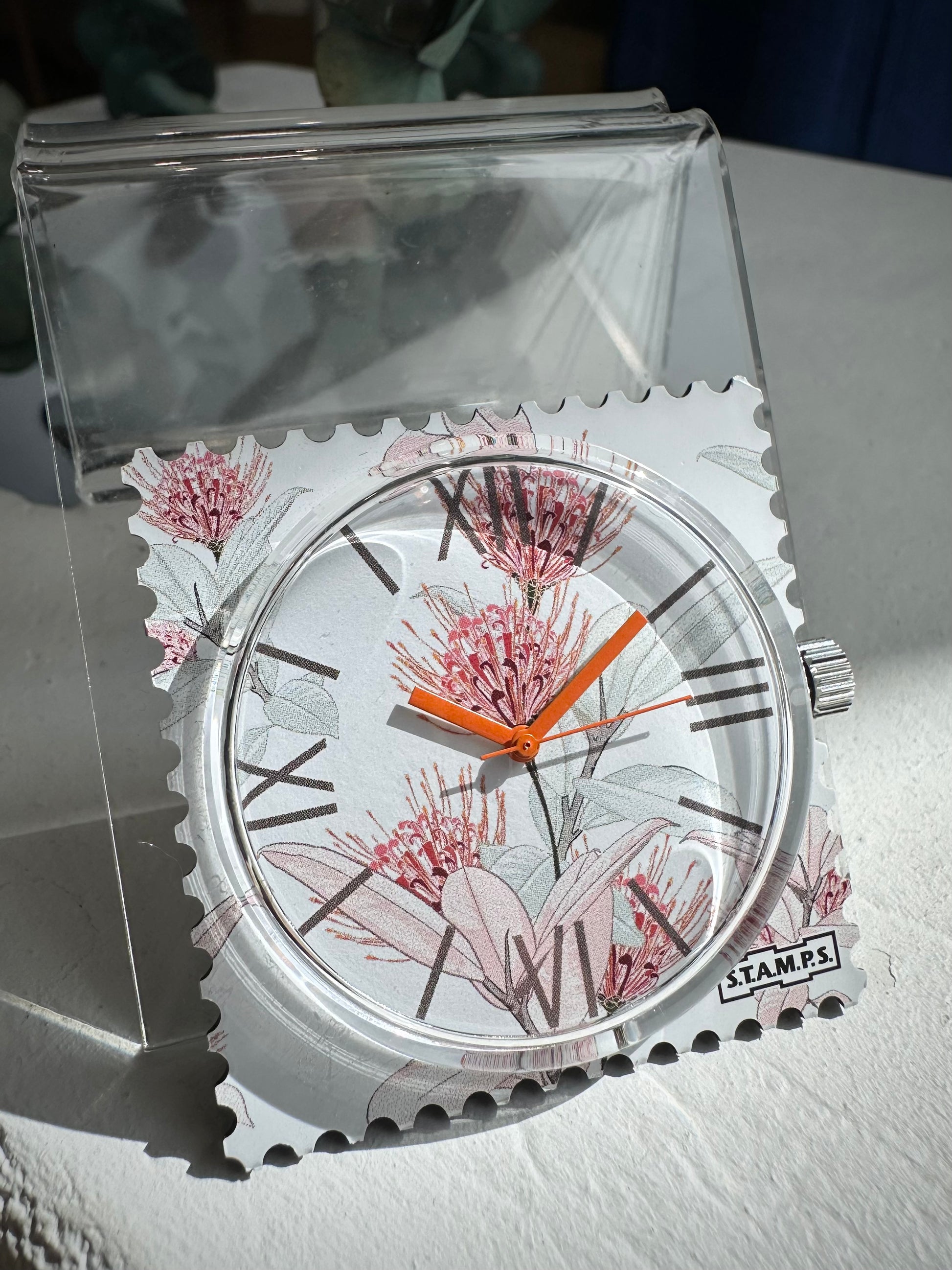 Gros plan cadran STAMPS Scarlett aiguilles orange