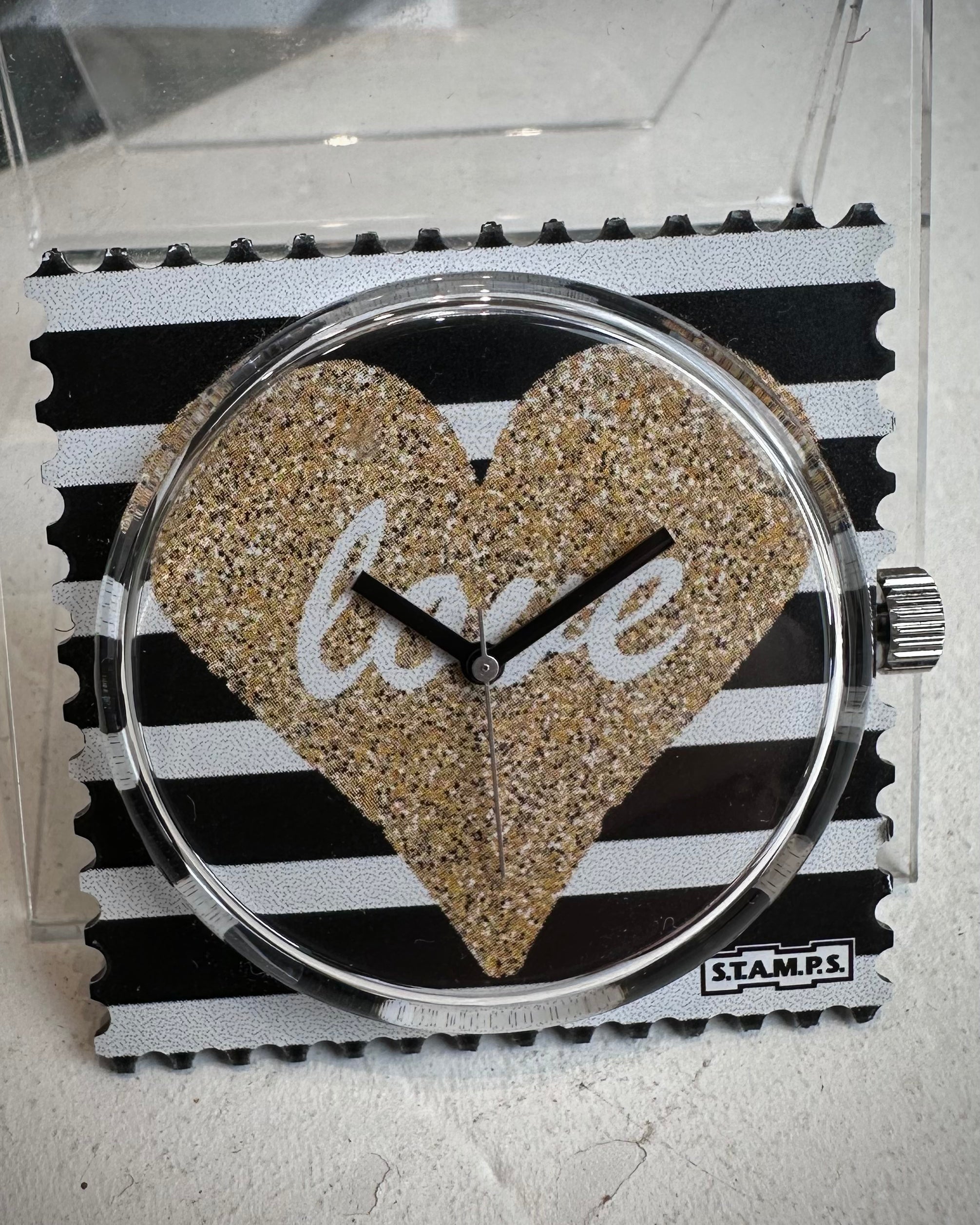 Gros plan cadran STAMPS Shiny Love avec aiguilles noires 