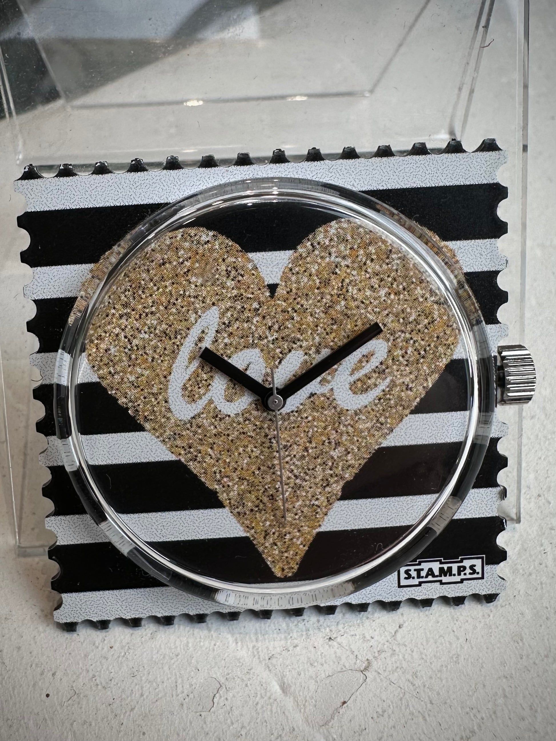 Gros plan cadran STAMPS Shiny Love avec aiguilles noires 