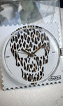 Gros plan cadran STAMPS Skully Leo fond blanc et motif marron et noir