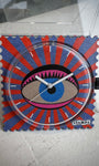 Gros plan cadran STAMPS Trippy Eye avec aiguilles blanches 
