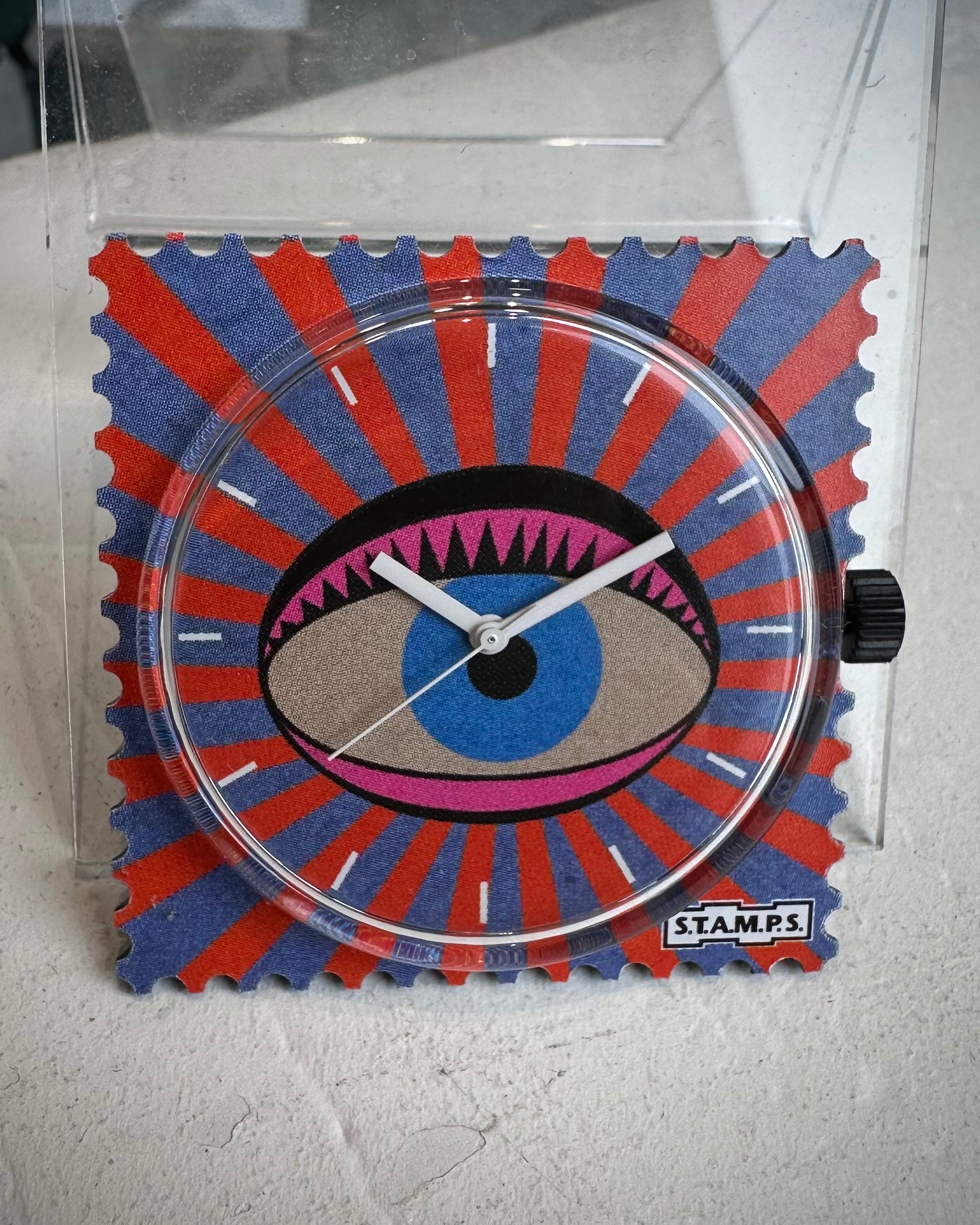 Gros plan cadran STAMPS Trippy Eye avec aiguilles blanches 