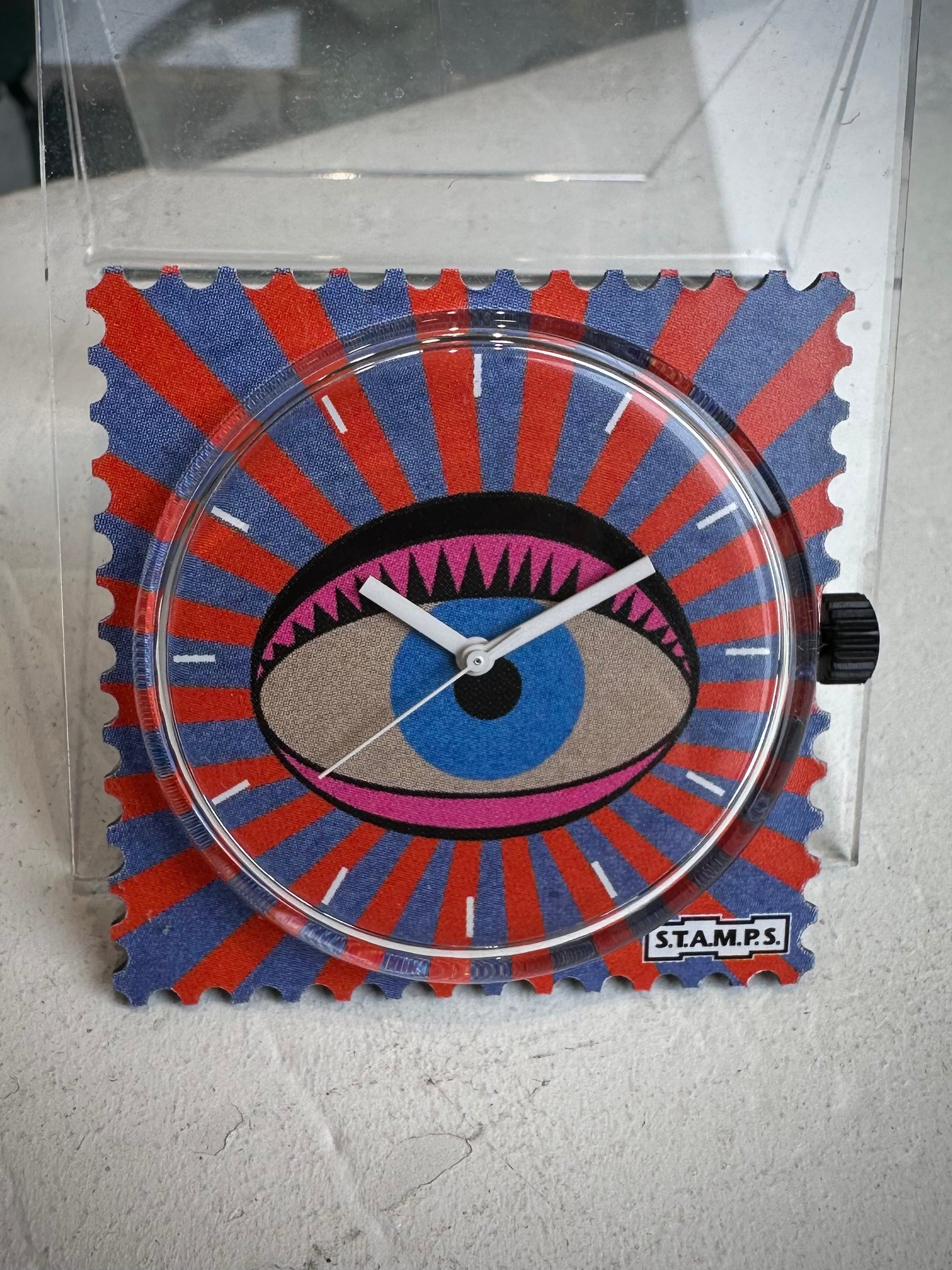 Gros plan cadran STAMPS Trippy Eye avec aiguilles blanches 