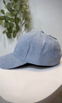 Vue latérale casquette femme bleu ciel