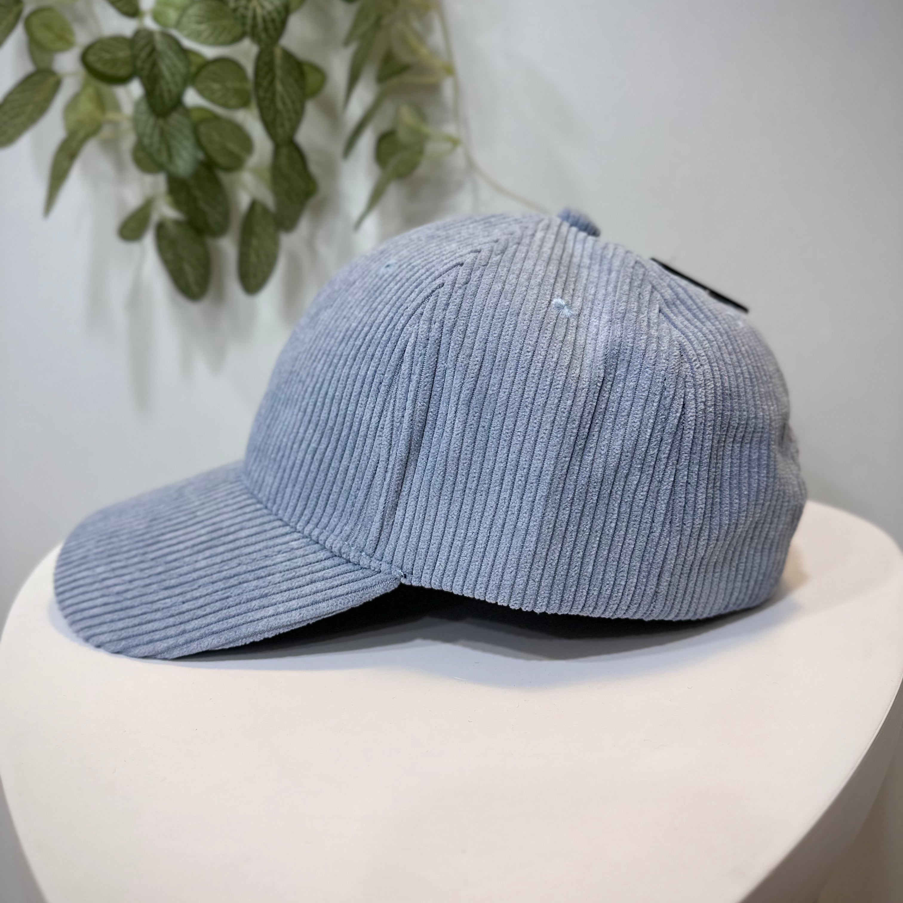 Vue latérale casquette femme bleu ciel