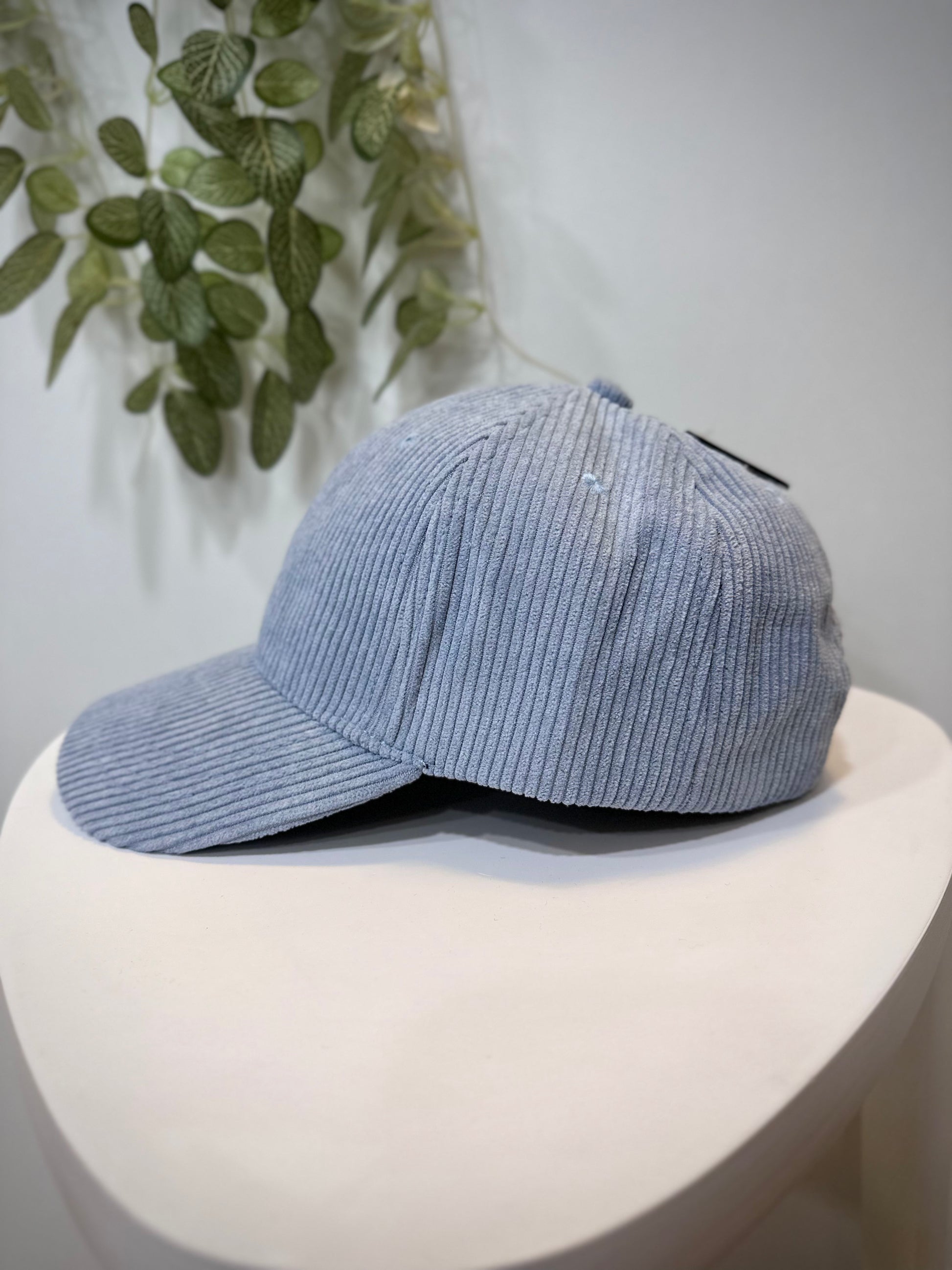 Vue latérale casquette femme bleu ciel