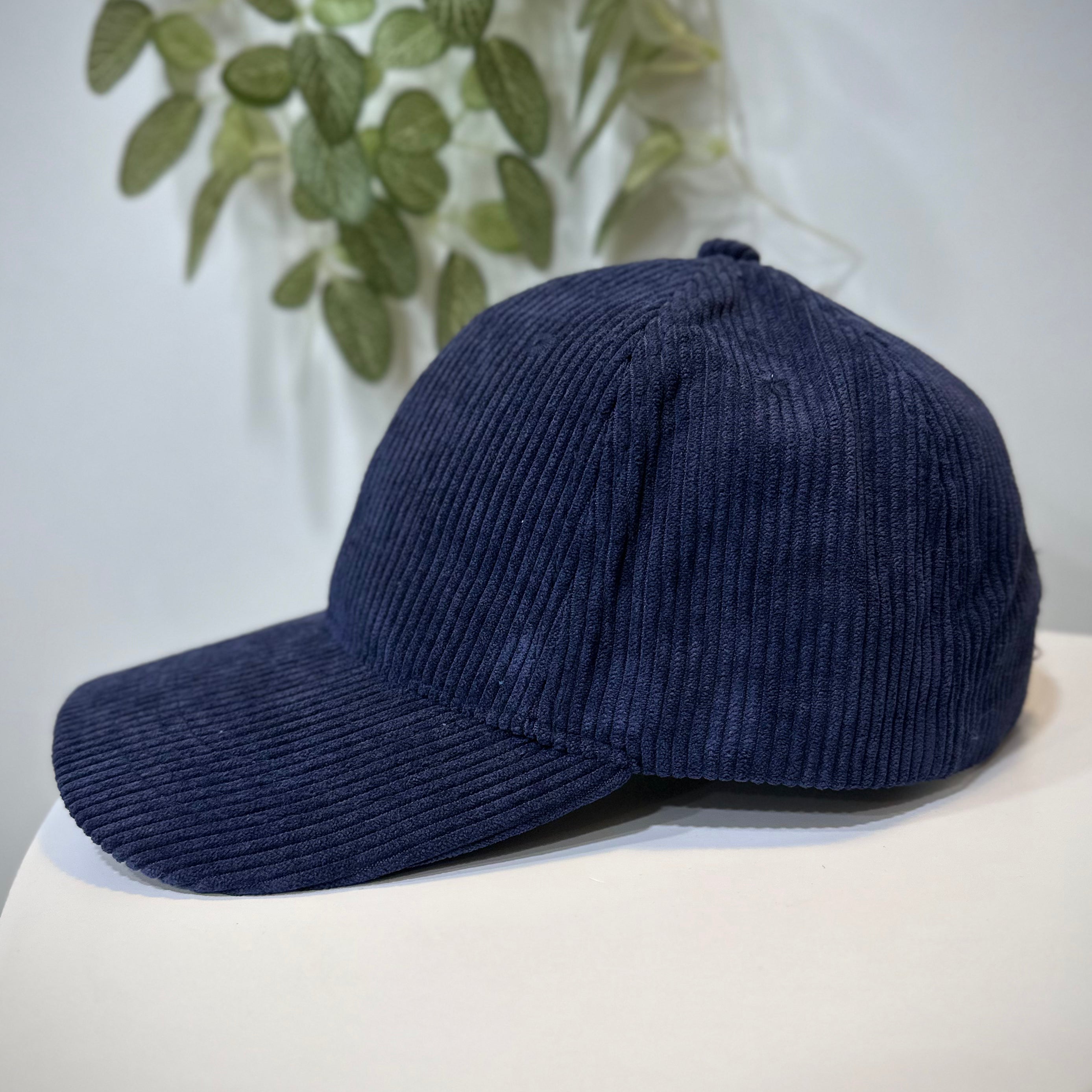 Vue latérale casquette femme bleu marine